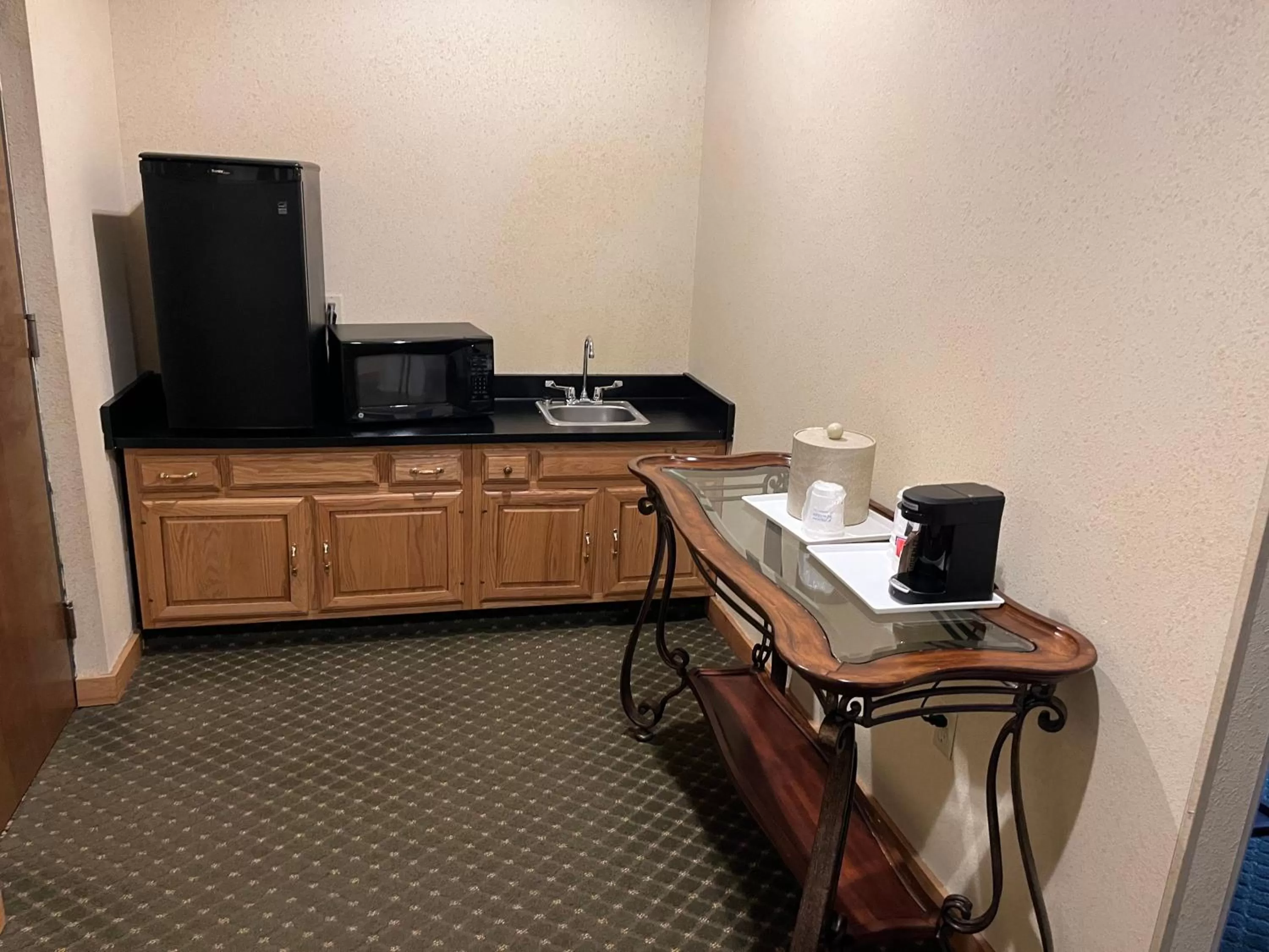 1 King Bed, 1 Bedroom Suite, South Tower, Non-Smoking in Days Inn & Suites by Wyndham Sutton Flatwoods