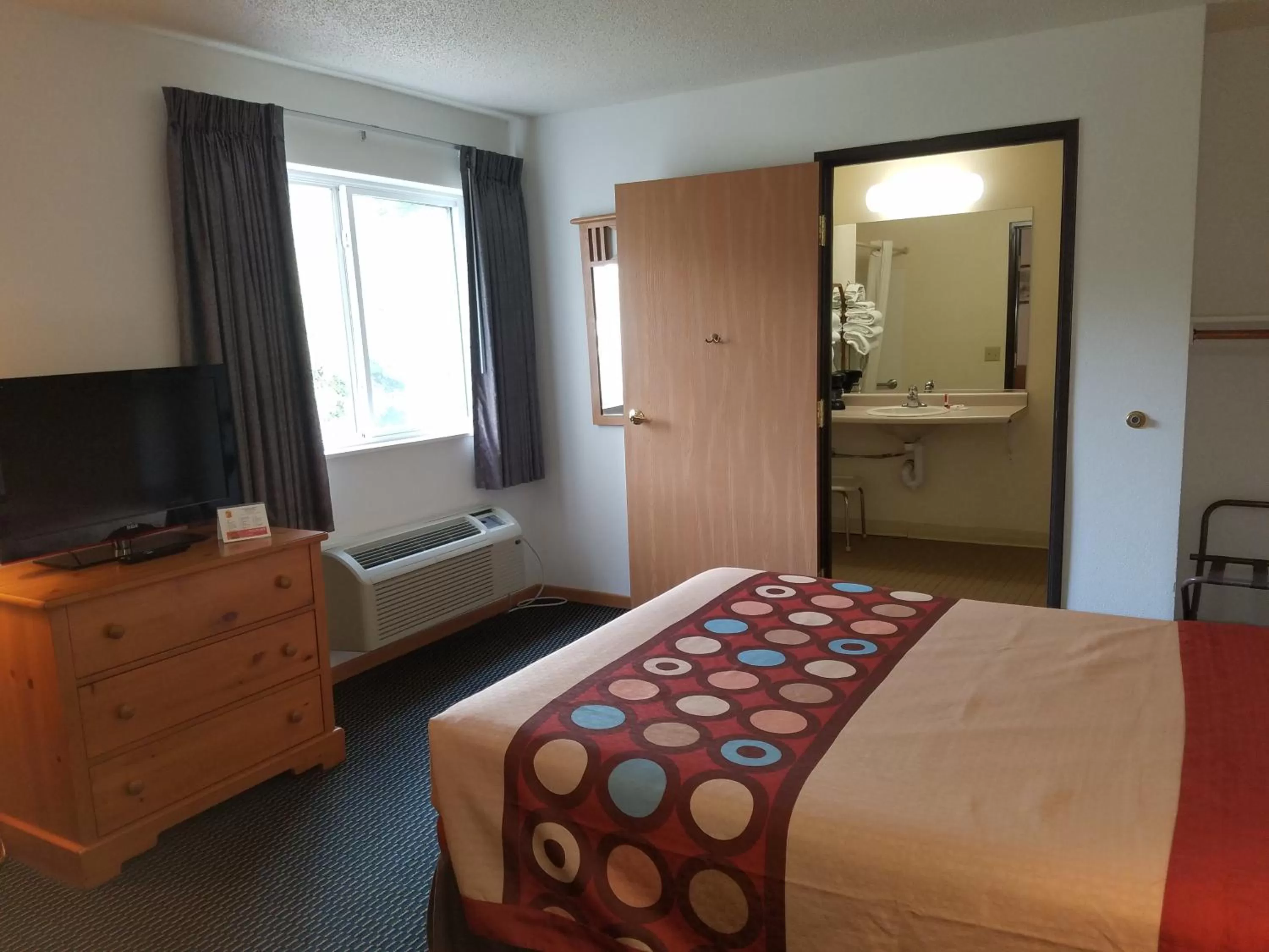 Queen Room - Disability Access/Non-Smoking in Super 8 by Wyndham Phillips