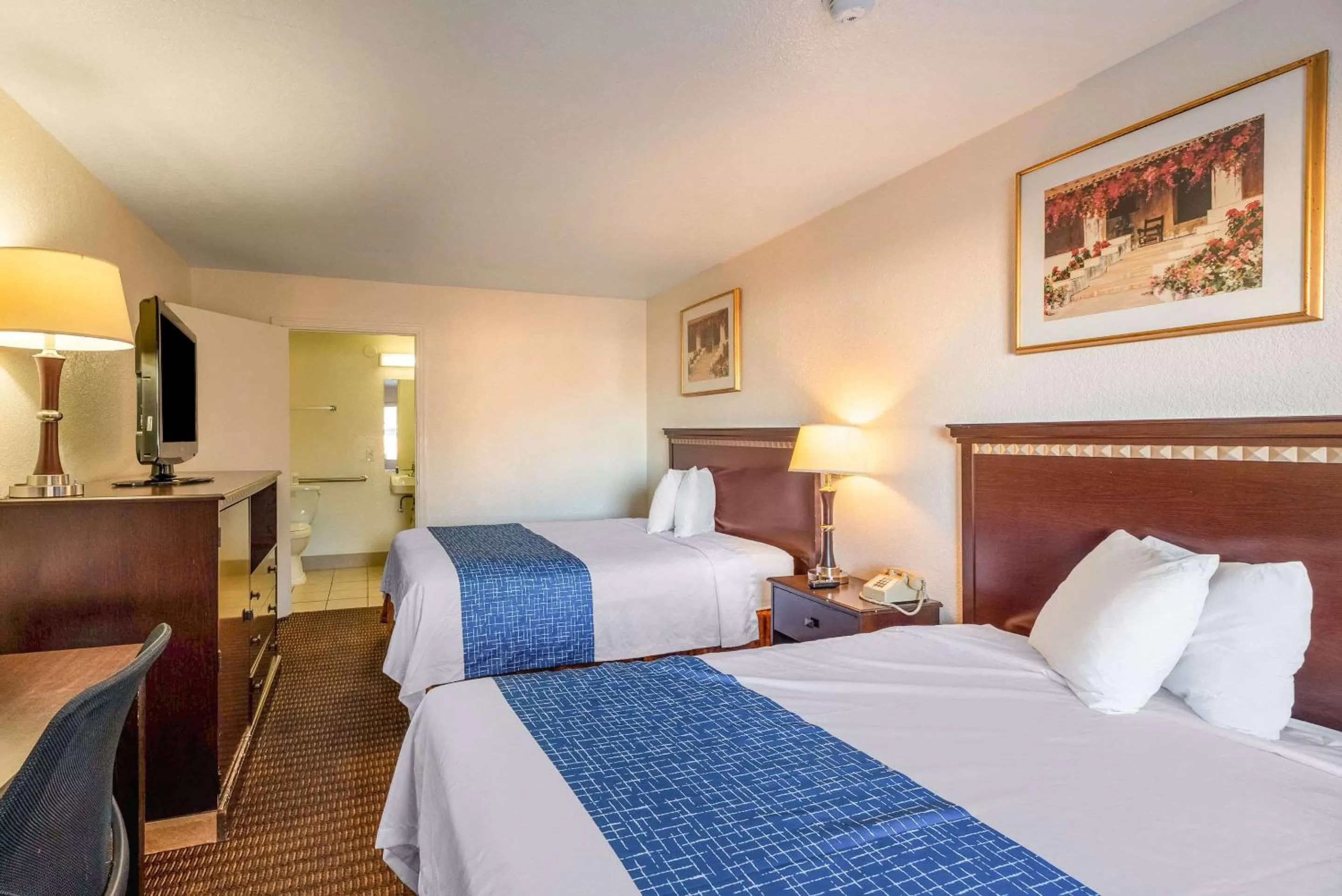 Queen Room with Two Queen Beds - Smoking in Rodeway Inn Phoenix North I-17