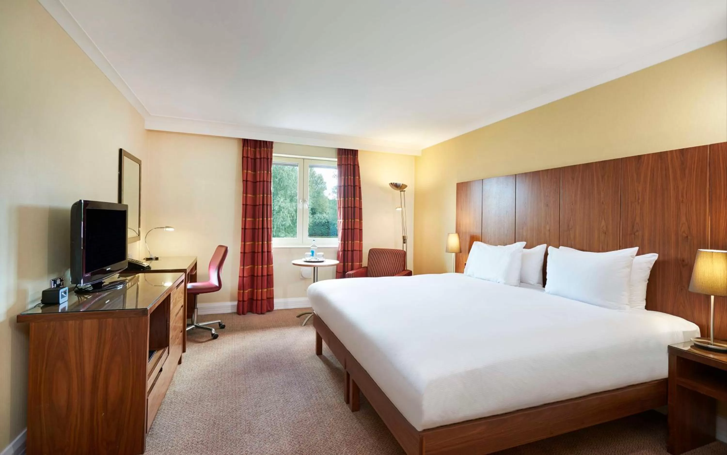 Deluxe King Room in DoubleTree by Hilton Bristol North