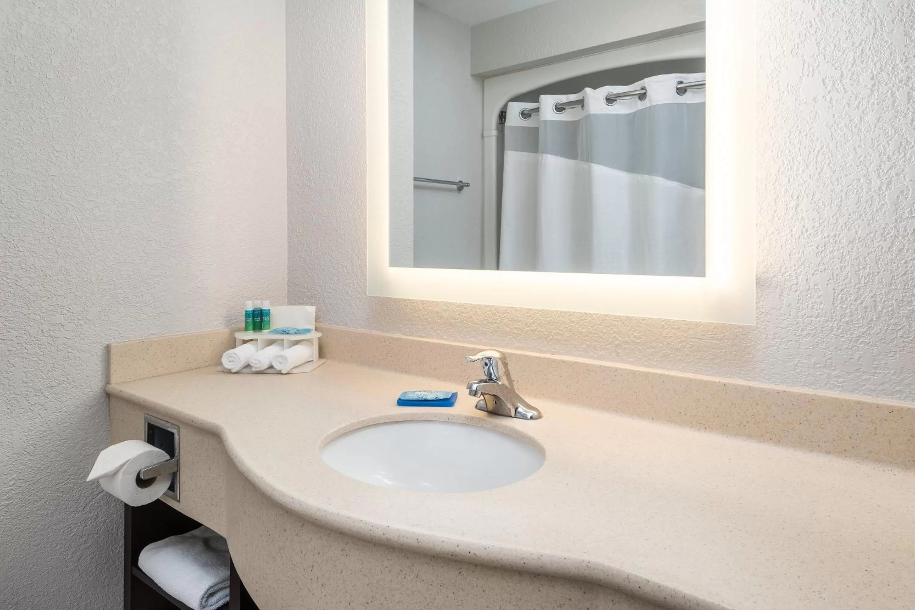 Standard Queen Room with Two Queen Beds in Holiday Inn Express Hotel & Suites 1000 Islands - Gananoque by IHG