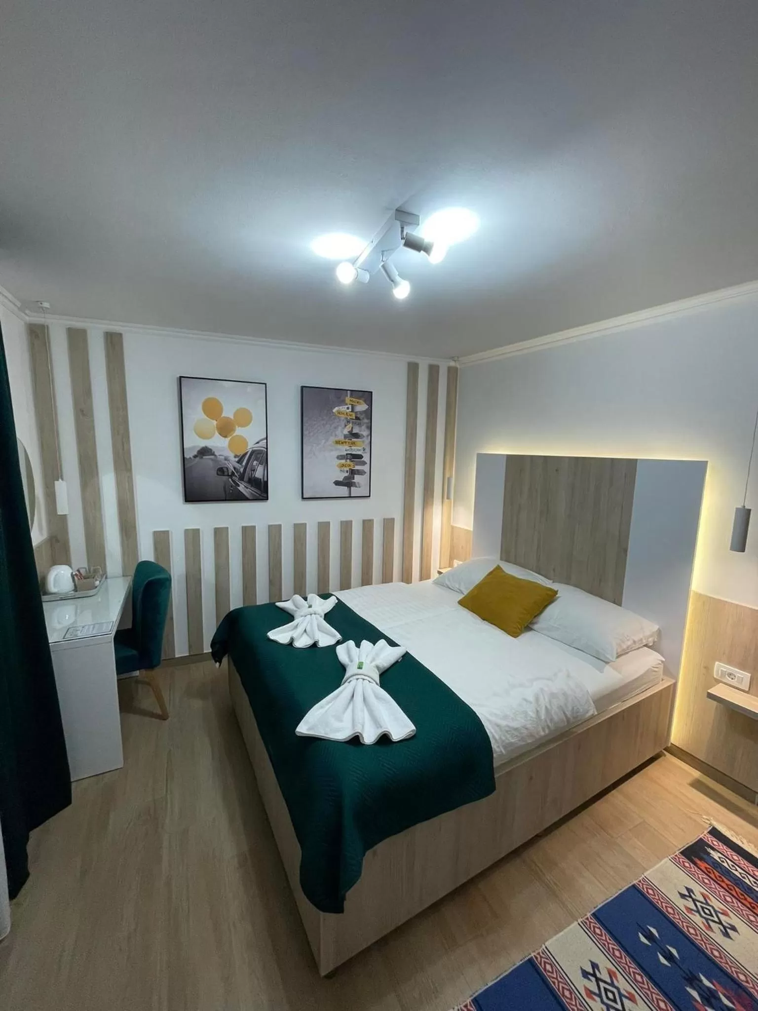 Queen Room with Balcony in Hotel - Villa Lejla