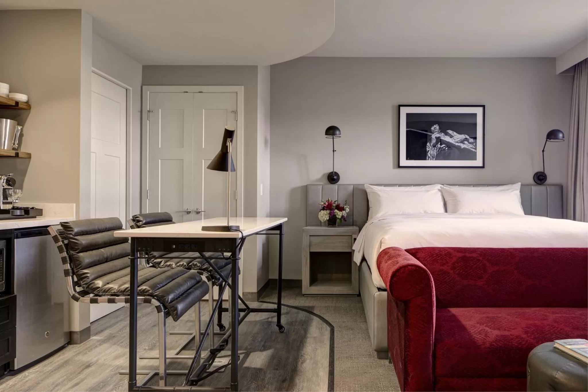 Deluxe King Mobility- and Hearing-Accessible Studio Suite With Tub in Archer Hotel Seattle/Redmond