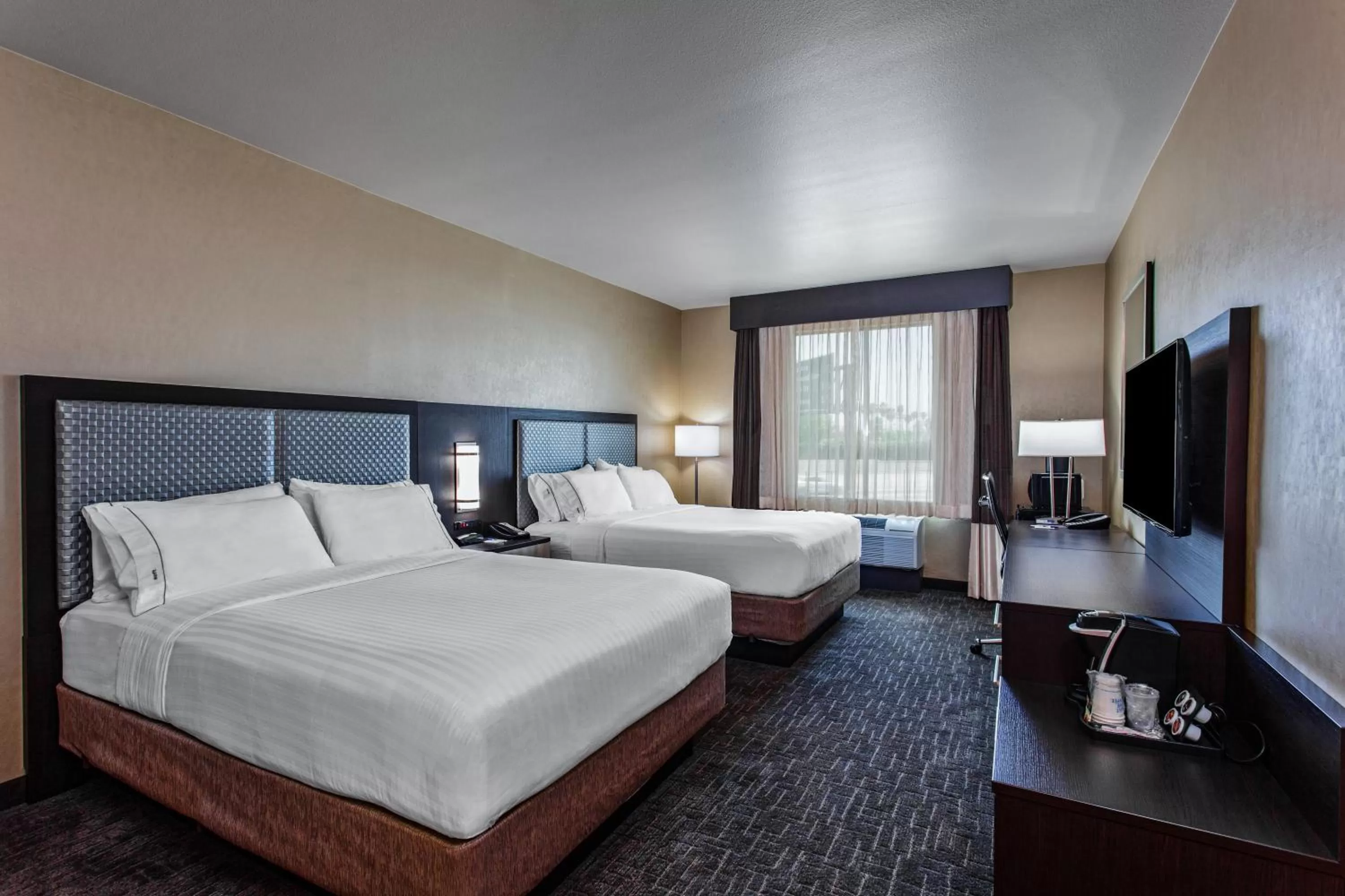 Deluxe Room in Holiday Inn Express & Suites Anaheim Resort Area by IHG