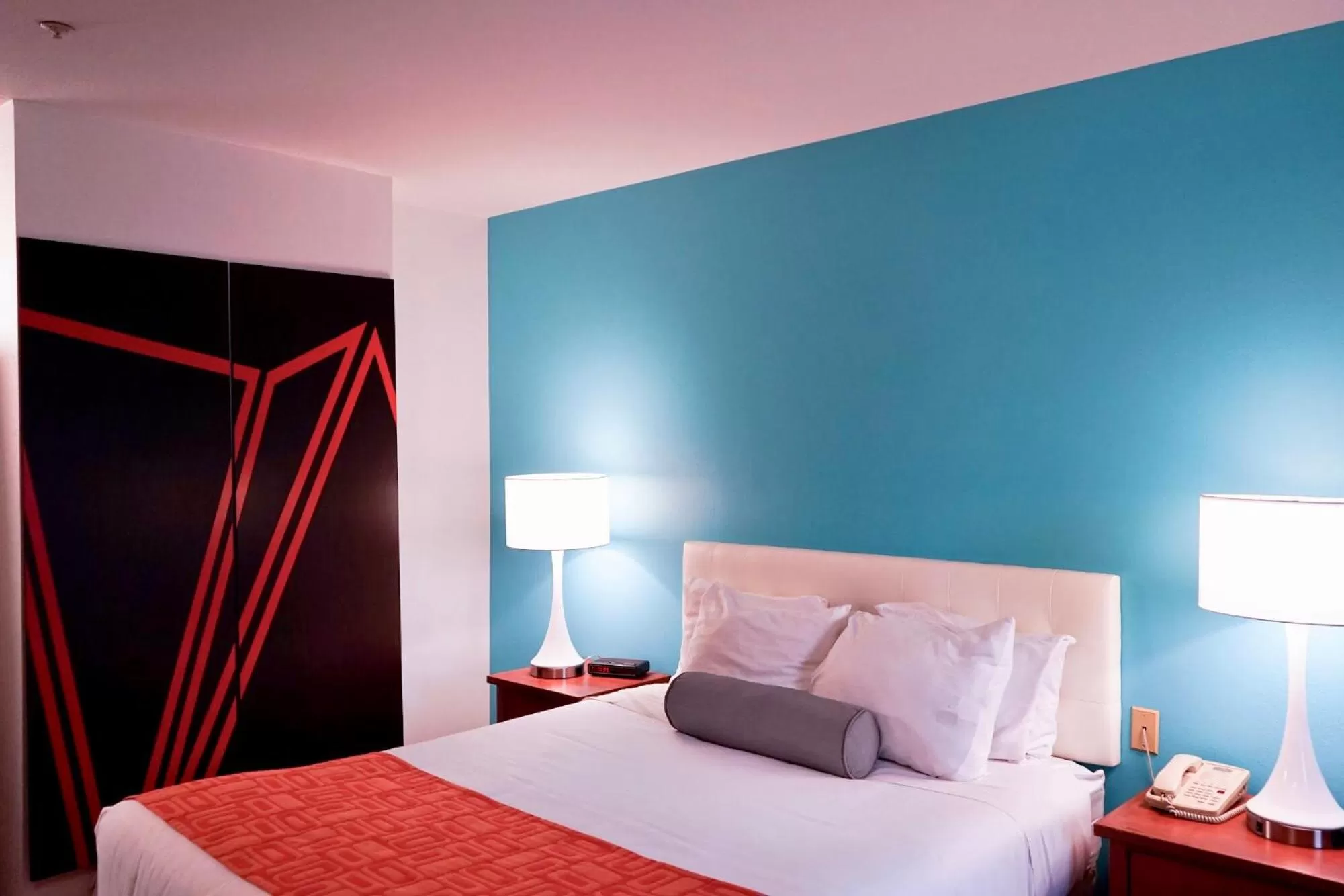 Queen Room - Disability Access - Non-Smoking in Howard Johnson by Wyndham Salinas