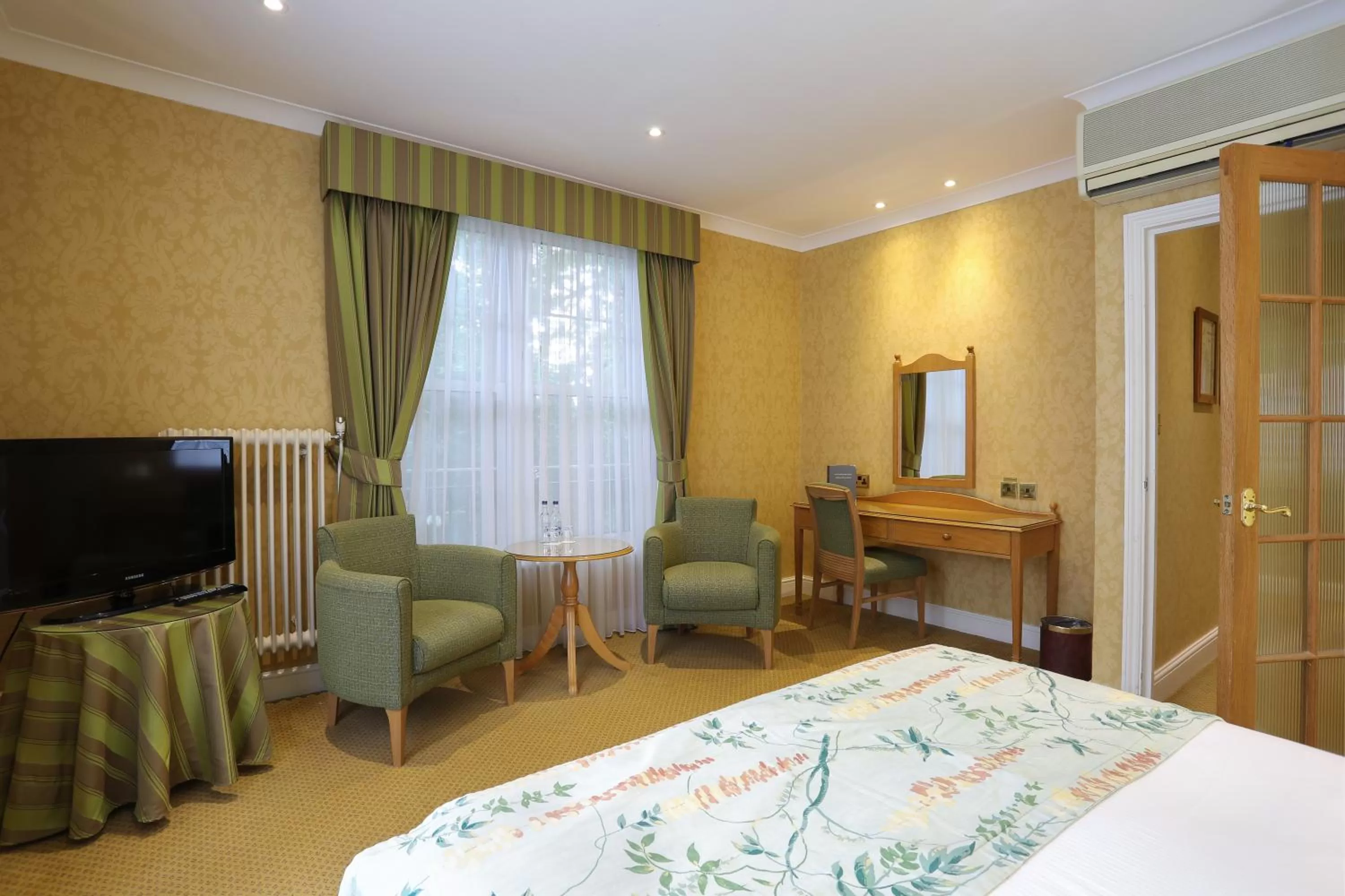 Classic Double Room - Garden Lodge in West Lodge Park