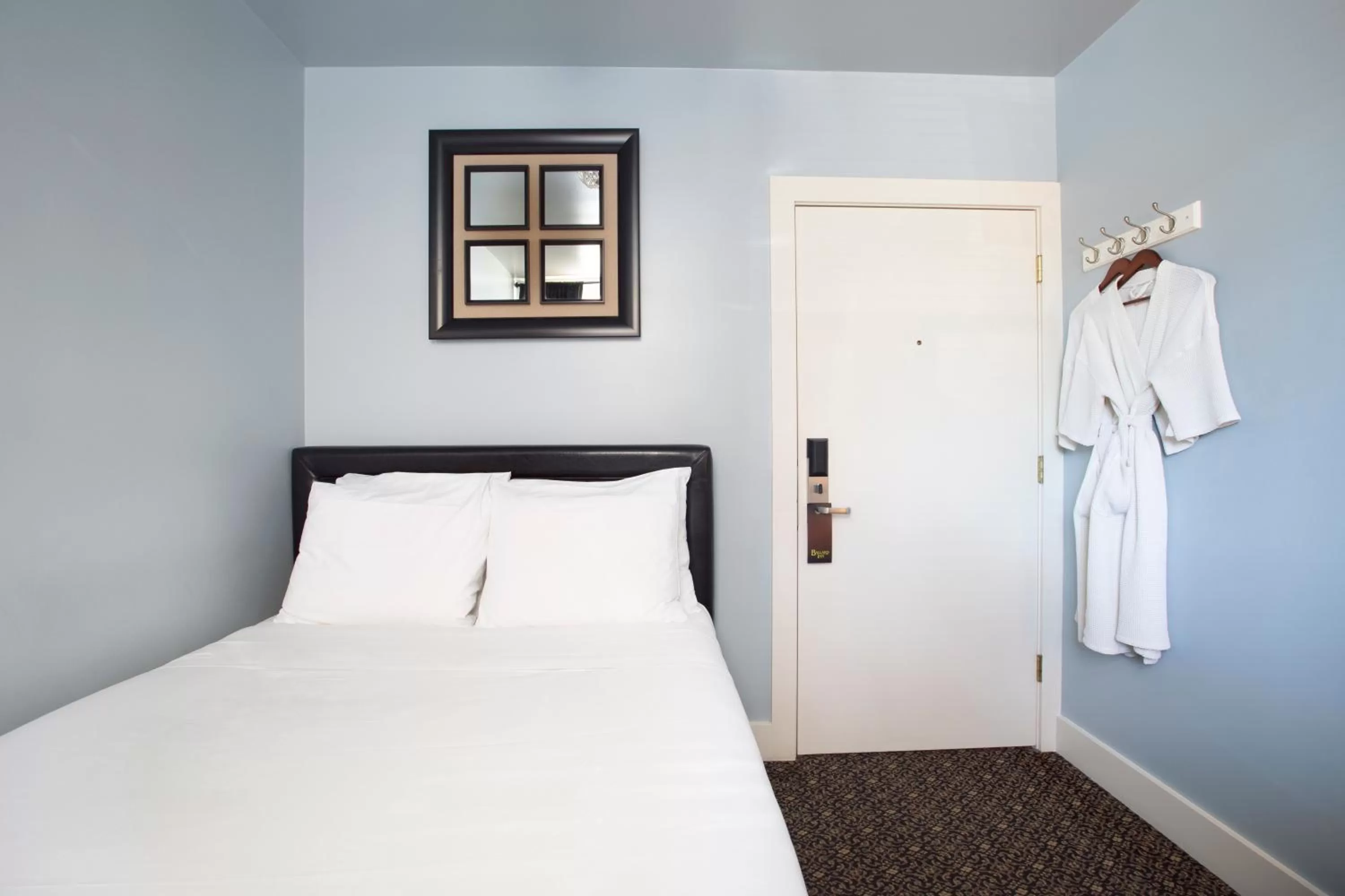 Full Bed with Shared Bathroom in Ballard Inn