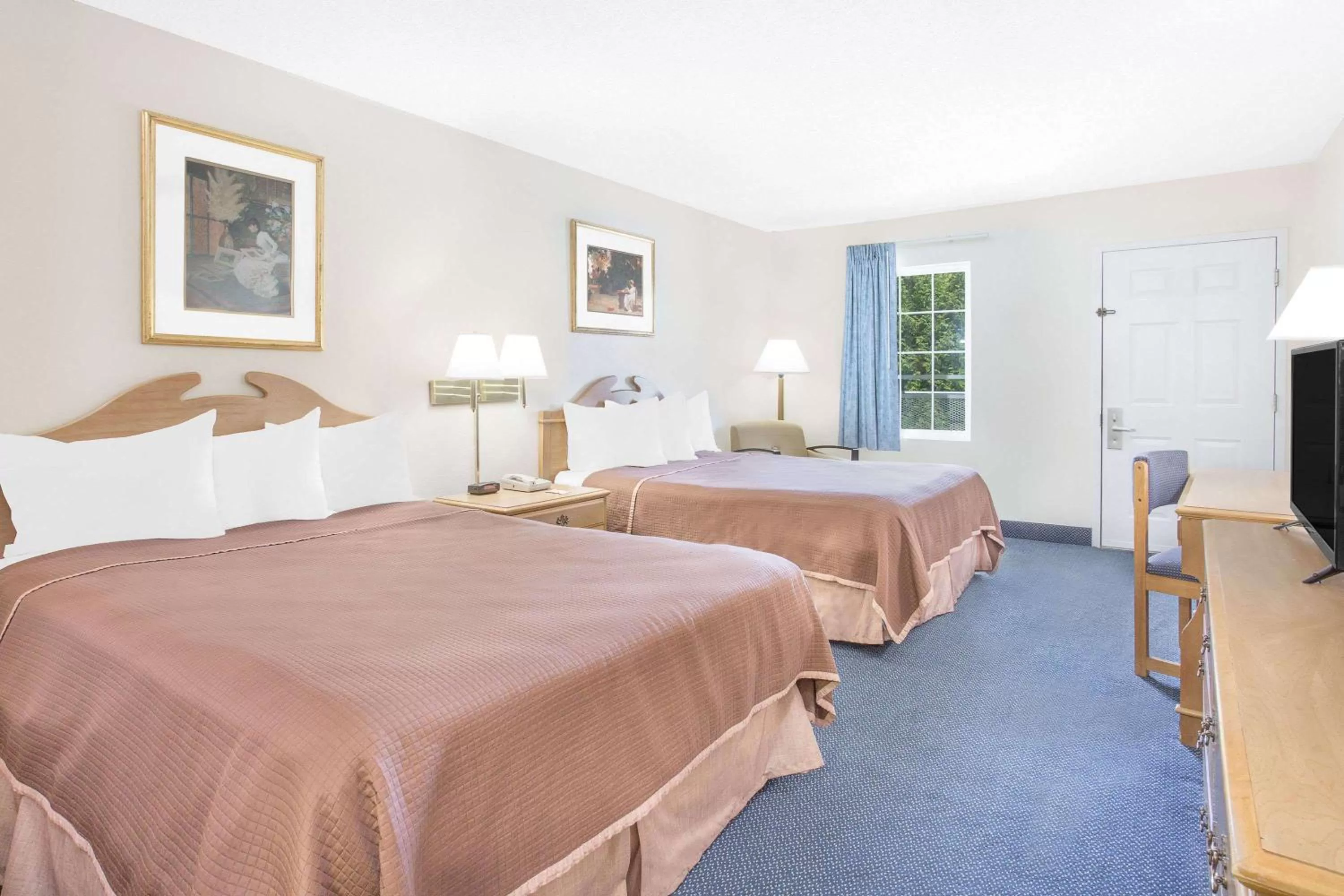 Queen Room with Two Queen Beds - Smoking in Howard Johnson by Wyndham Staunton