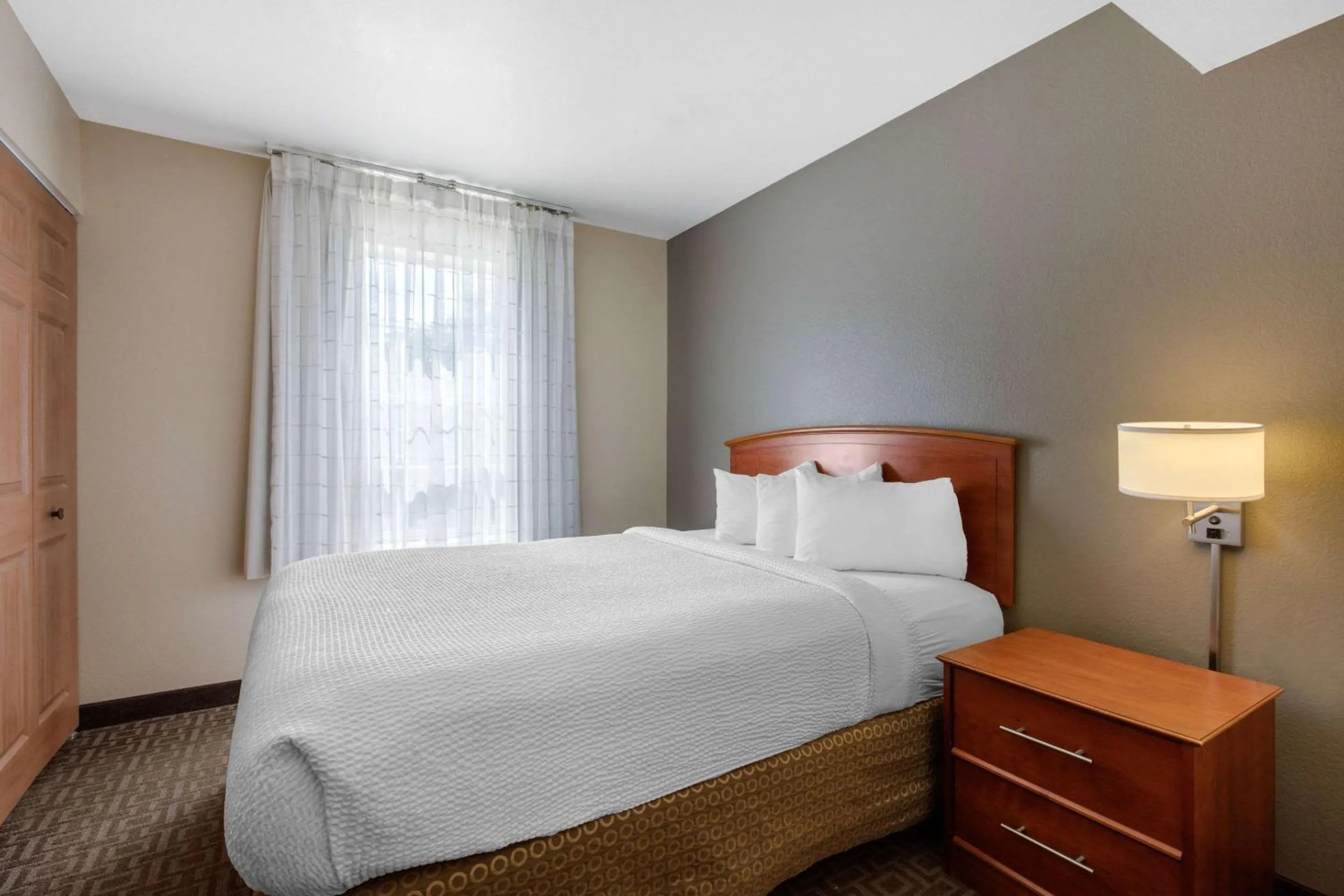 Efficiency Queen Suite with Living Room - Accessible/Non-Smoking in Suburban Studios Birmingham Homewood I-65