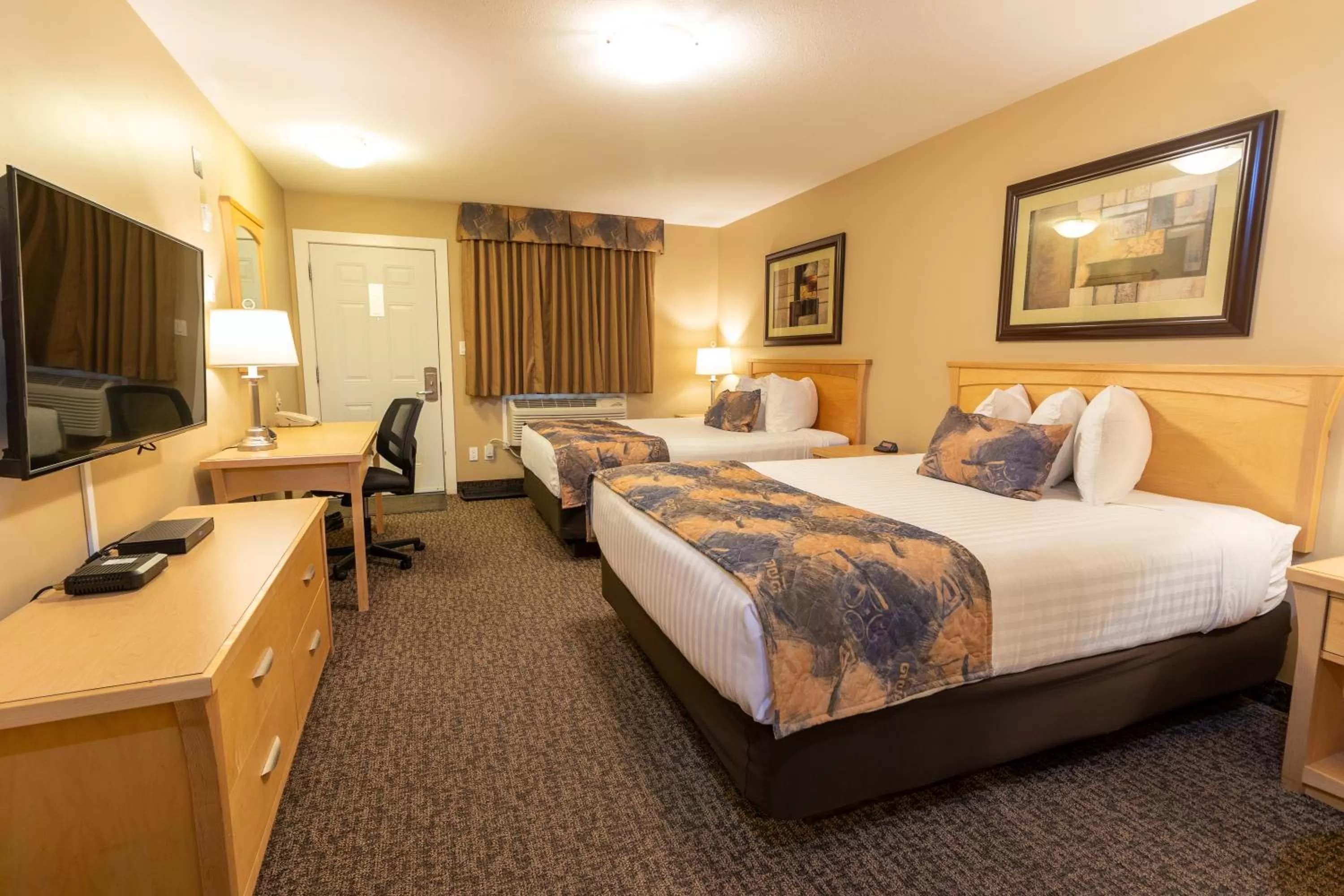 Queen Room with Two Queen Beds Kitchenette-Non-Smoking in BCMInns - Fort McMurray - Rusty&#x27;s