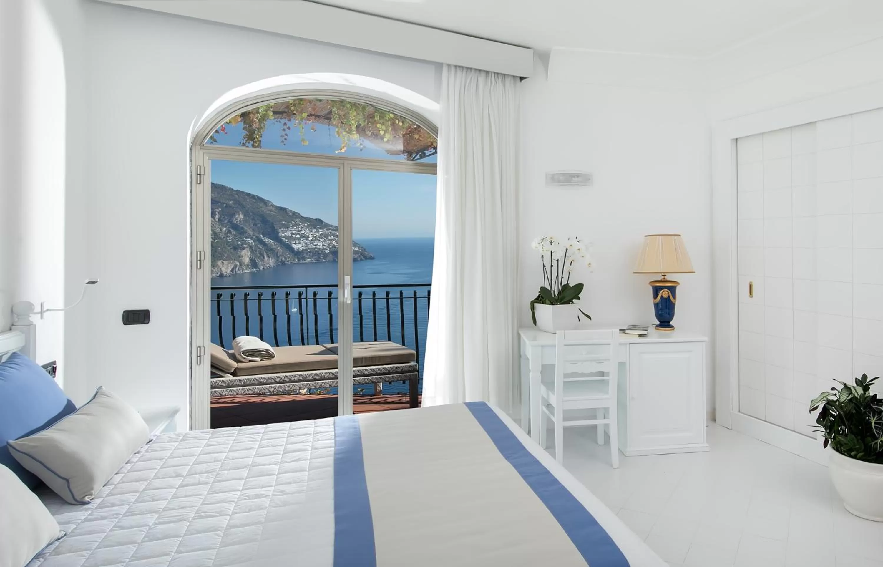 Classic Double Room with Balcony and Sea View in Hotel Le Agavi