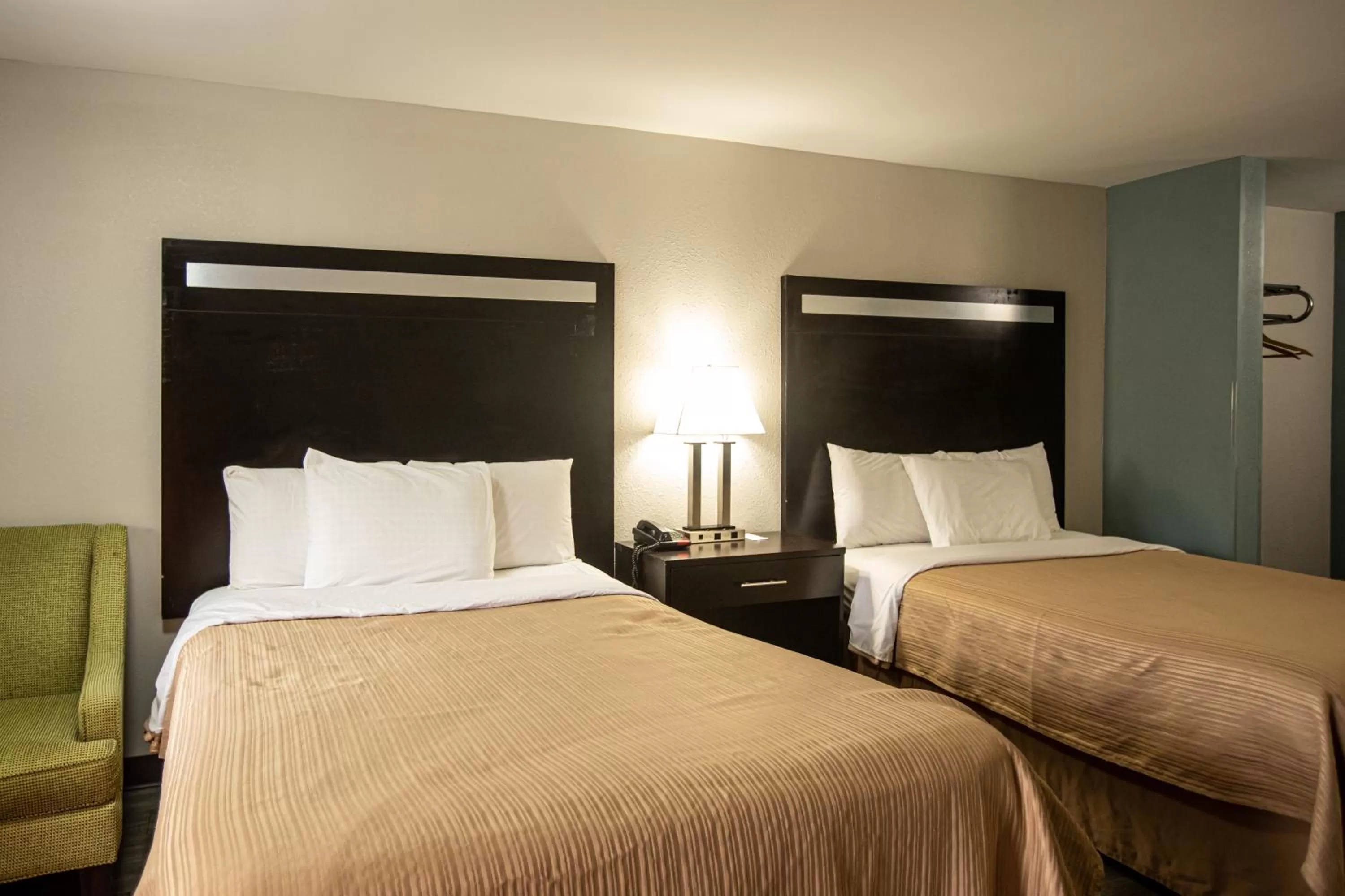 Double Room with Two Double Beds - Non-Smoking in Knights Inn Mount Airy