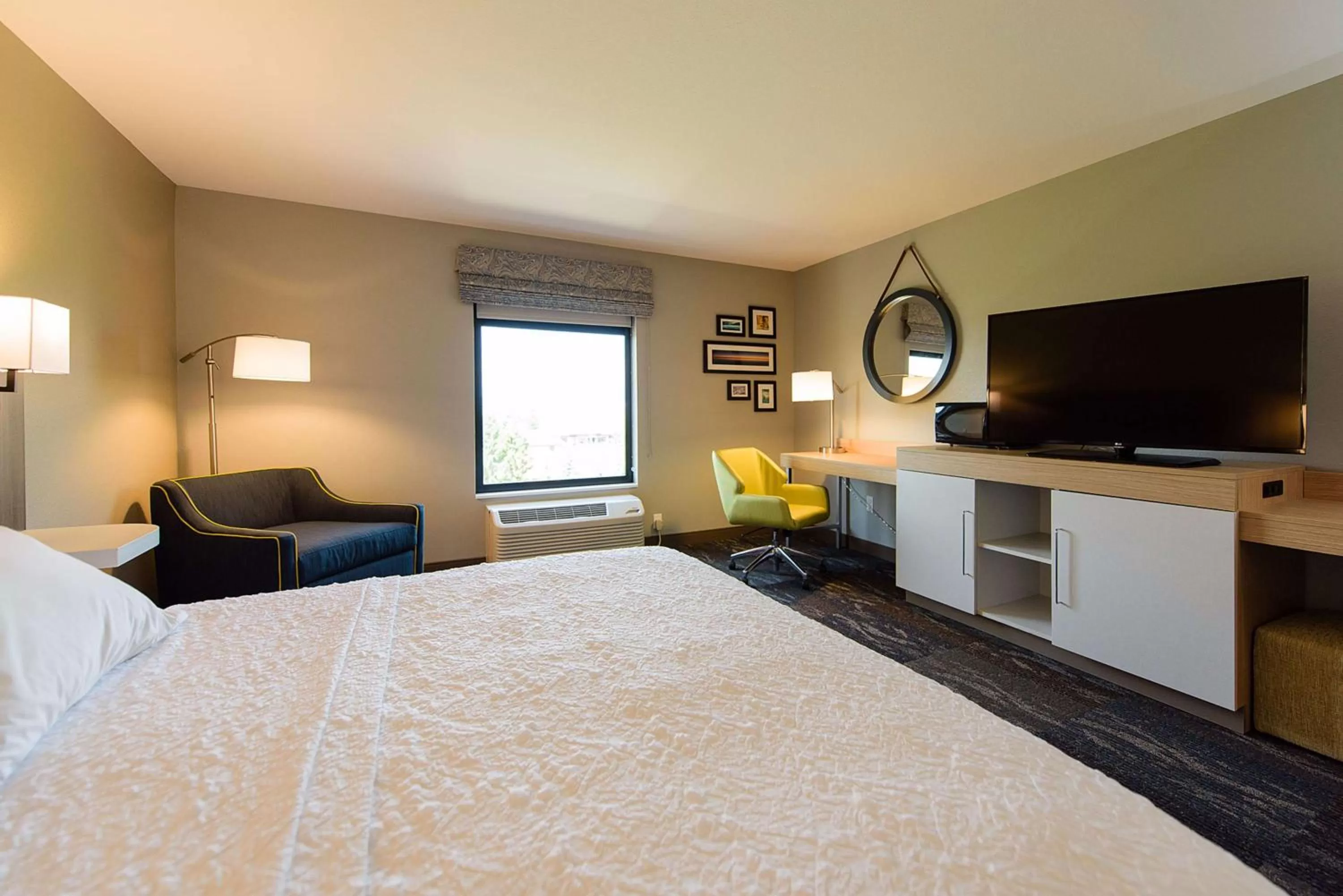 King Room with Roll-In Shower - Mobility and Hearing Access/Non-Smoking in Hampton Inn Superior Duluth, Wi