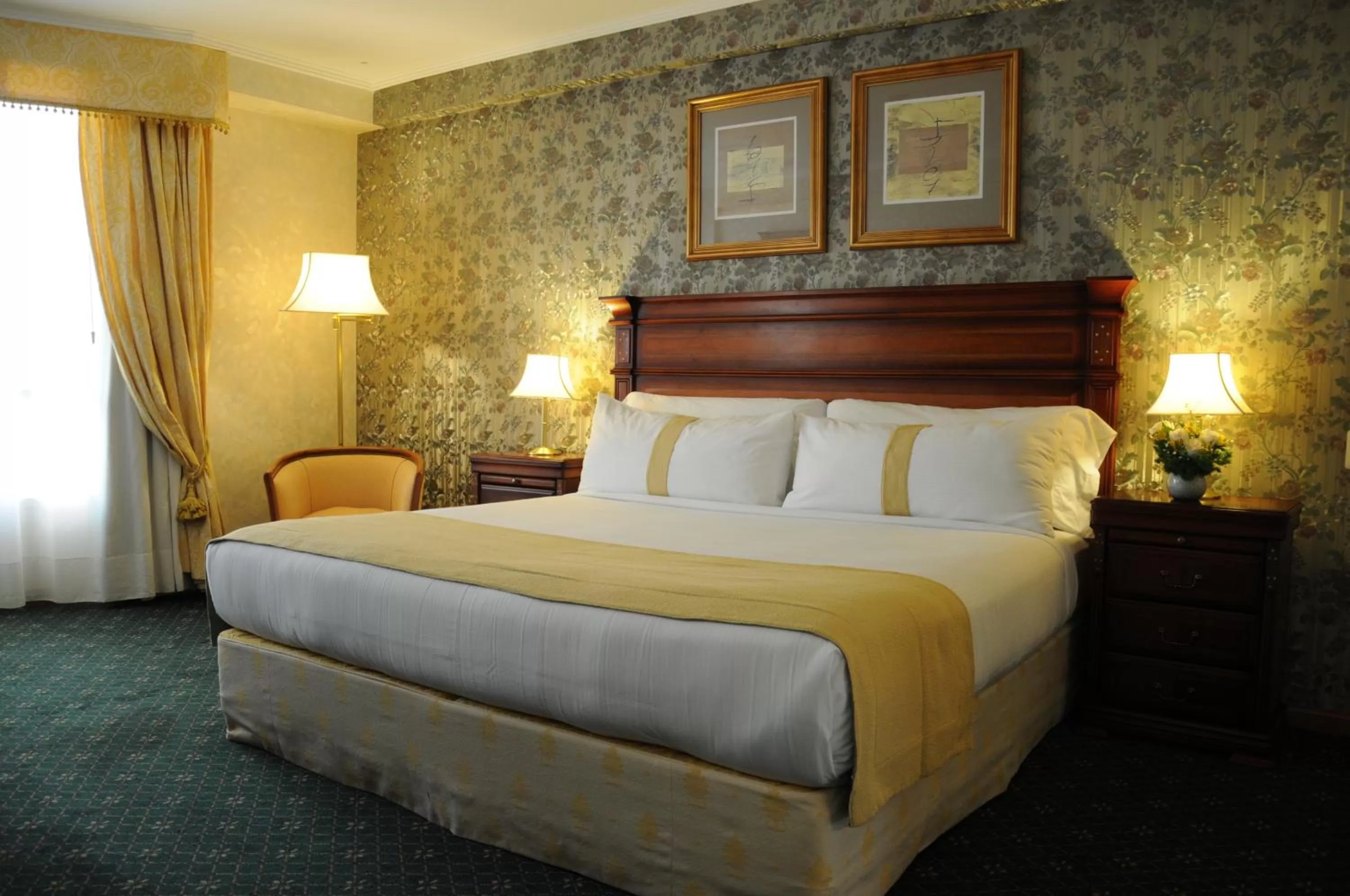 Deluxe King Room in InterTower Hotel