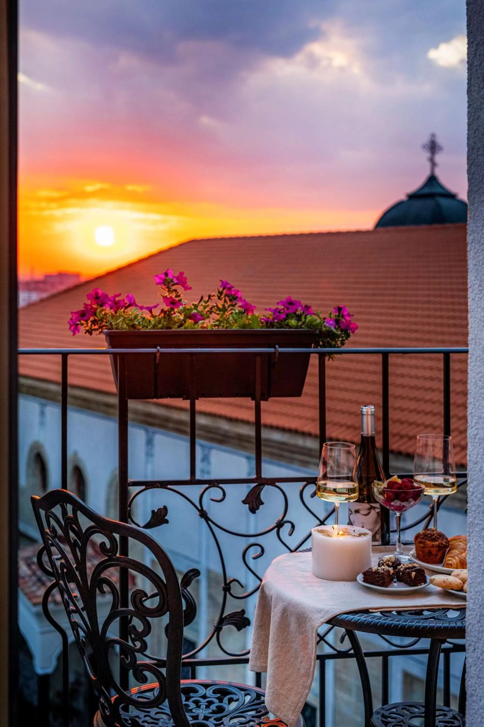 Deluxe Double Room with King Bed and City View - Non-Smoking in Gallery 37 Powered by ASTON