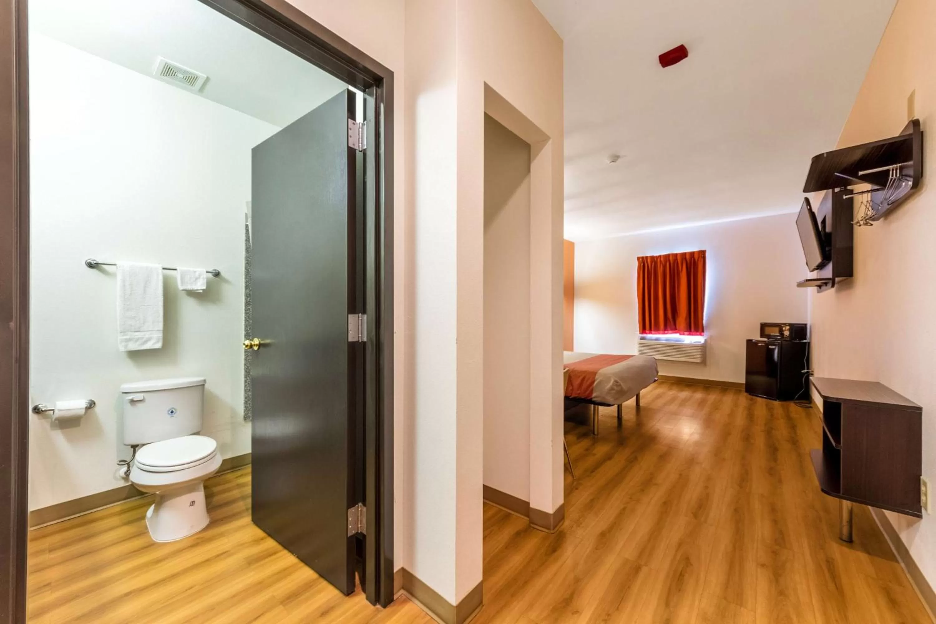 King Room - Disability Access - Non-Smoking in Motel 6-Jourdanton, TX