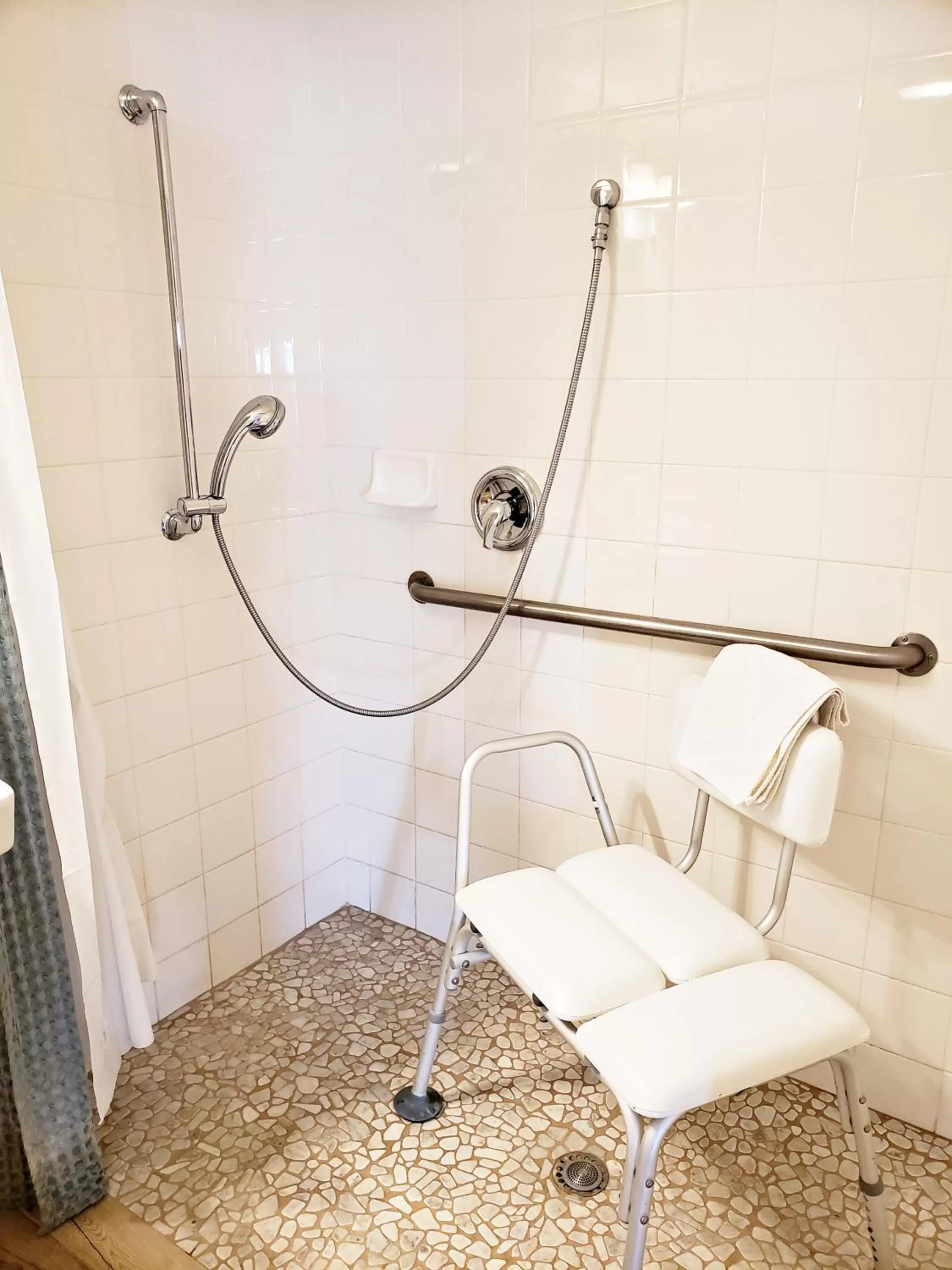 Queen Room - Disability Access in Apple Tree Inn