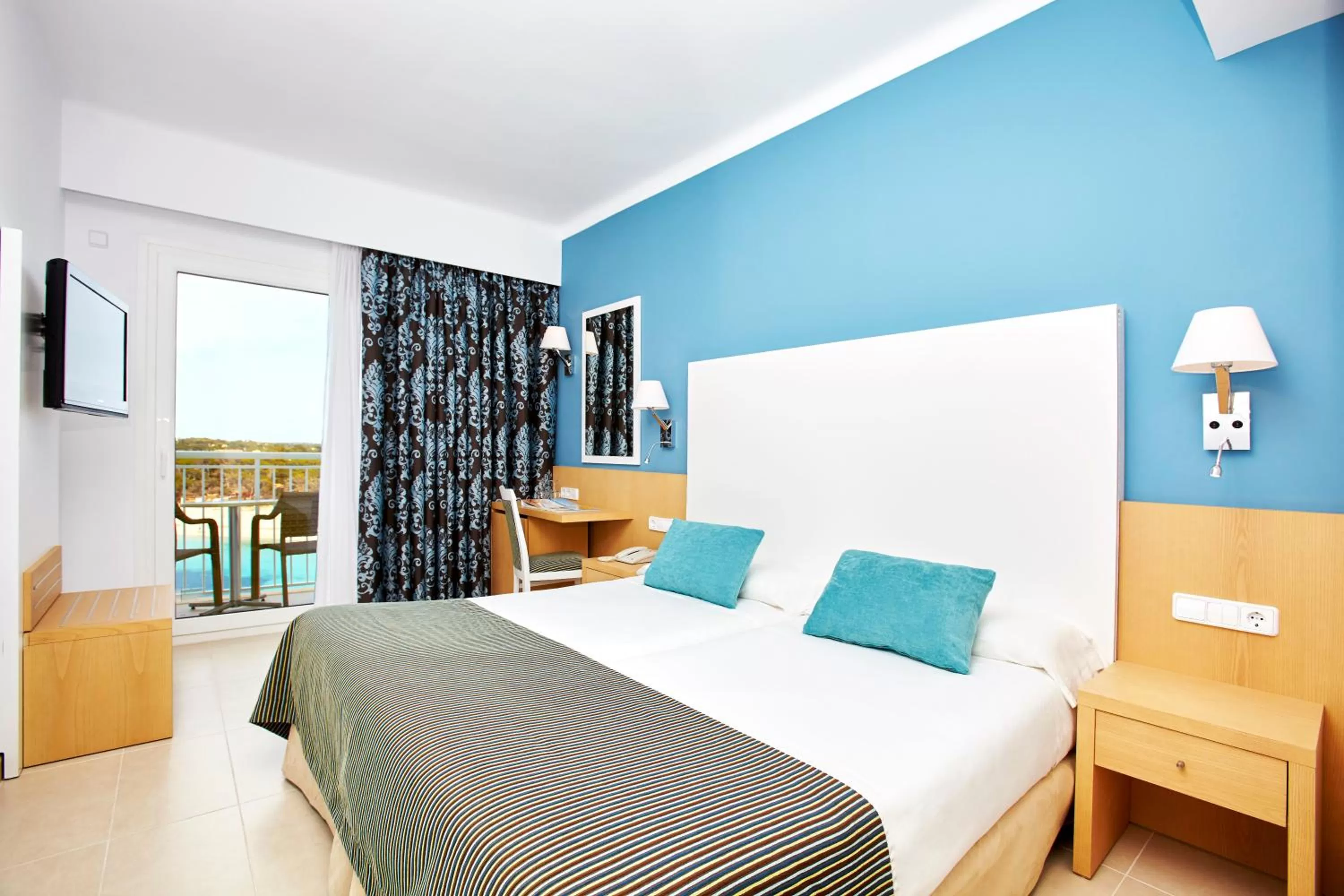 Twin Room with Sea View in Universal Hotel Marqués