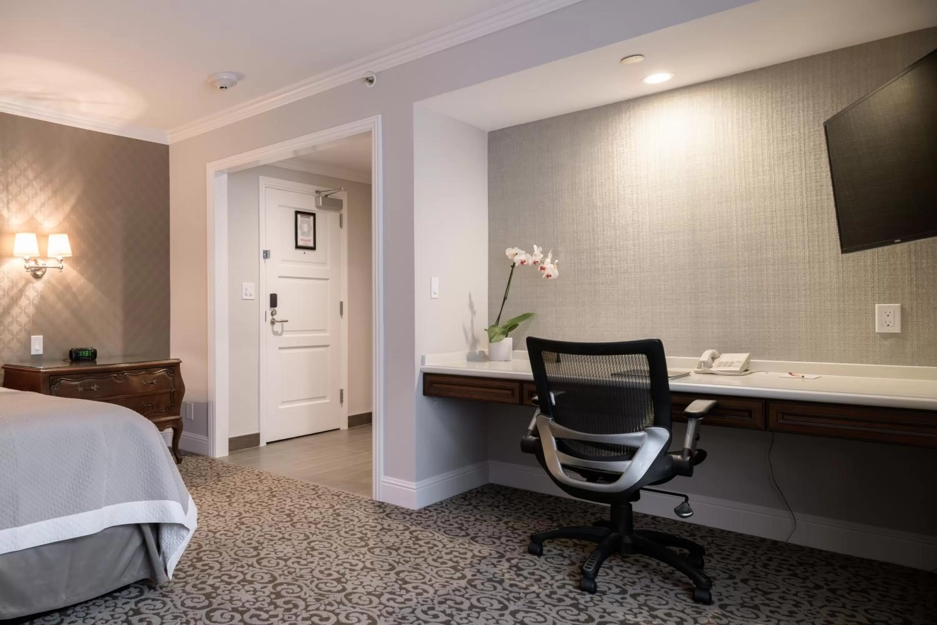 Deluxe Queen Room in Woodcrest Hotel Cupertino