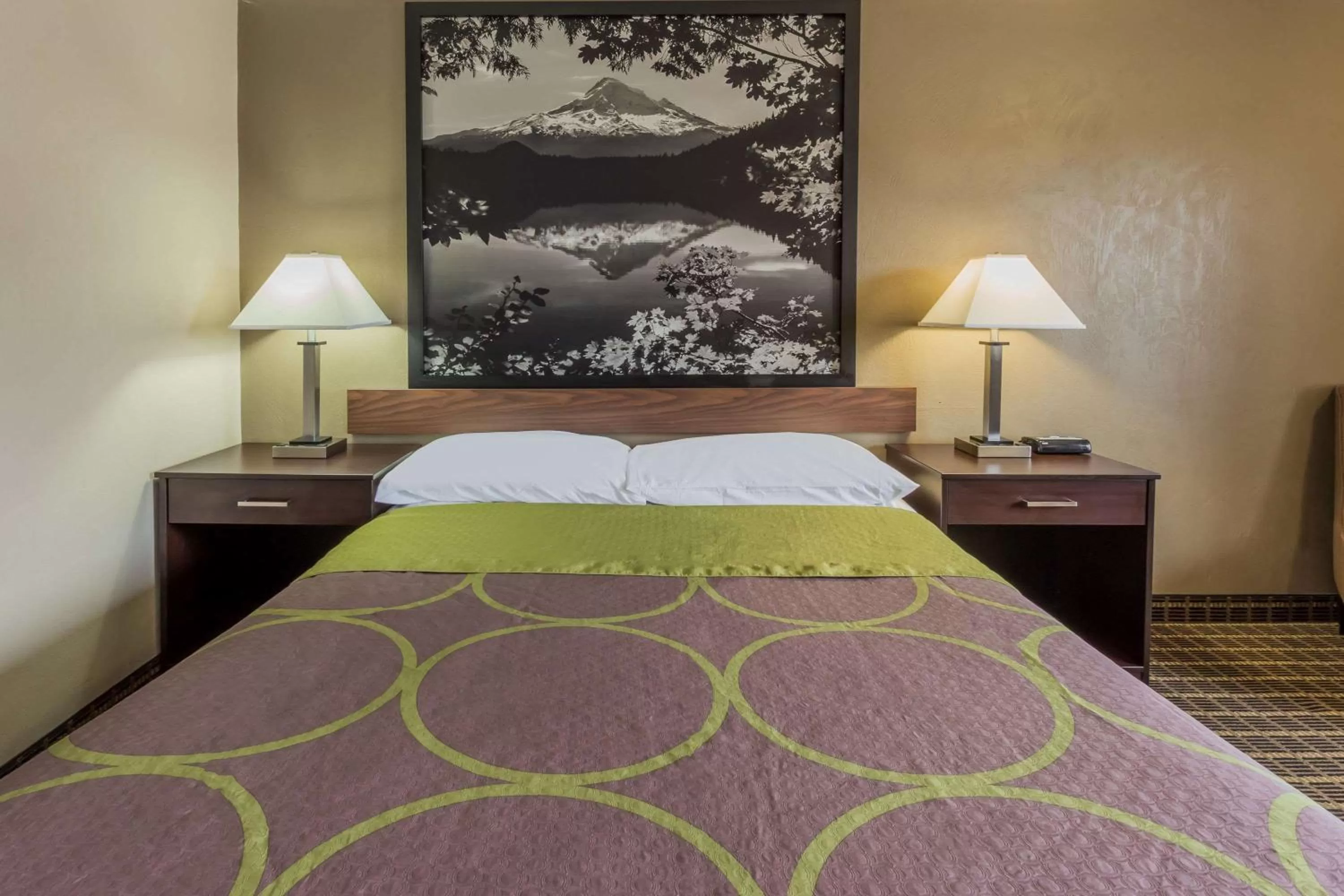King Room with River View - Mobility Accessible/Non-Smoking in Super 8 by Wyndham Corvallis