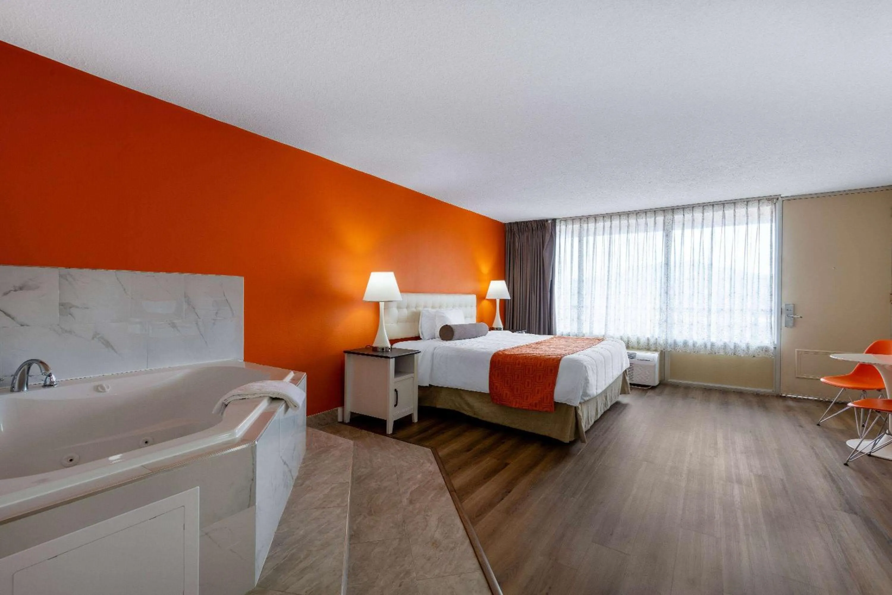 King Suite with Jetted Tub - Non-Smoking in Howard Johnson by Wyndham Salem Hotel & Conference Center