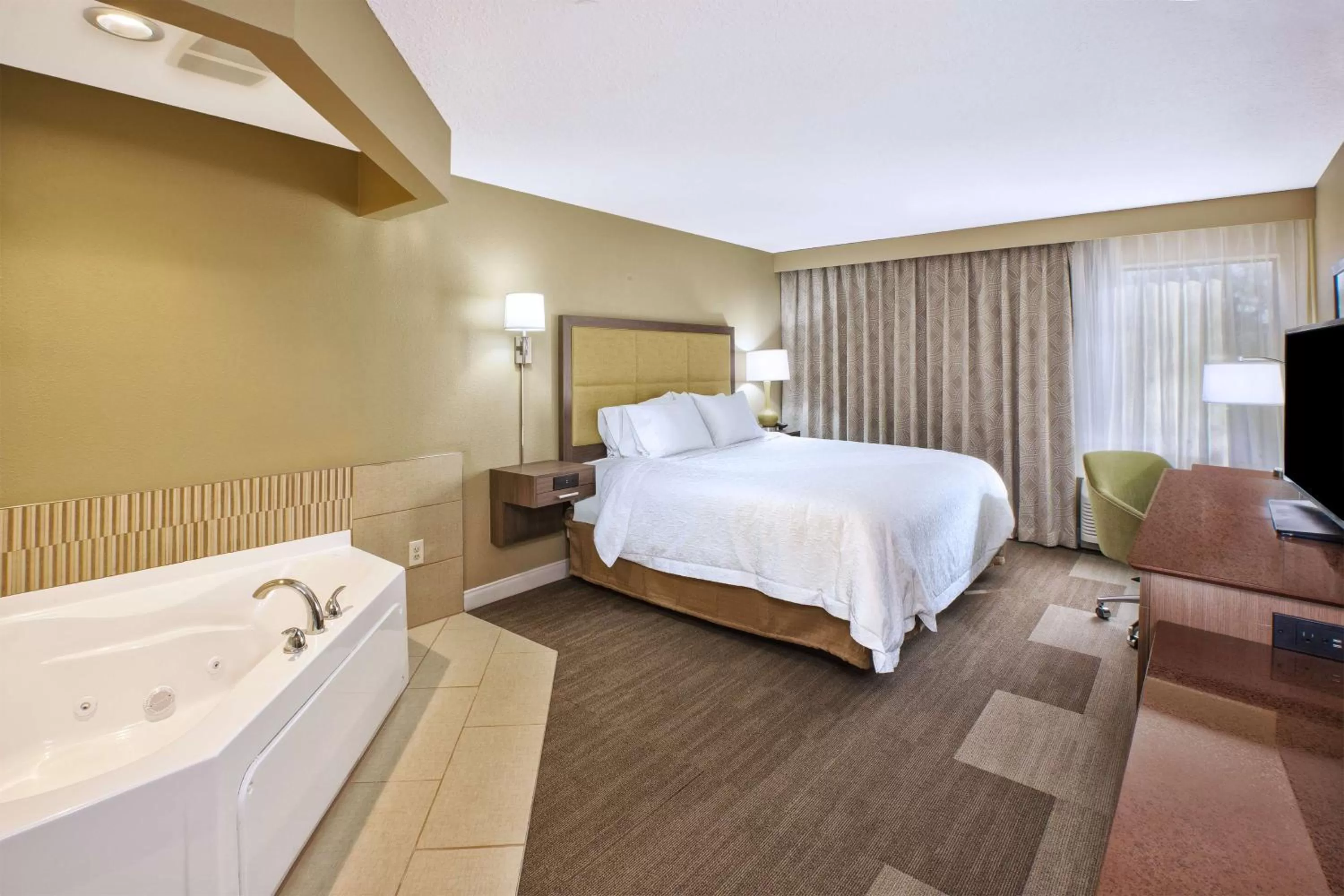 Bed in Hampton Inn Sault Ste Marie, MI