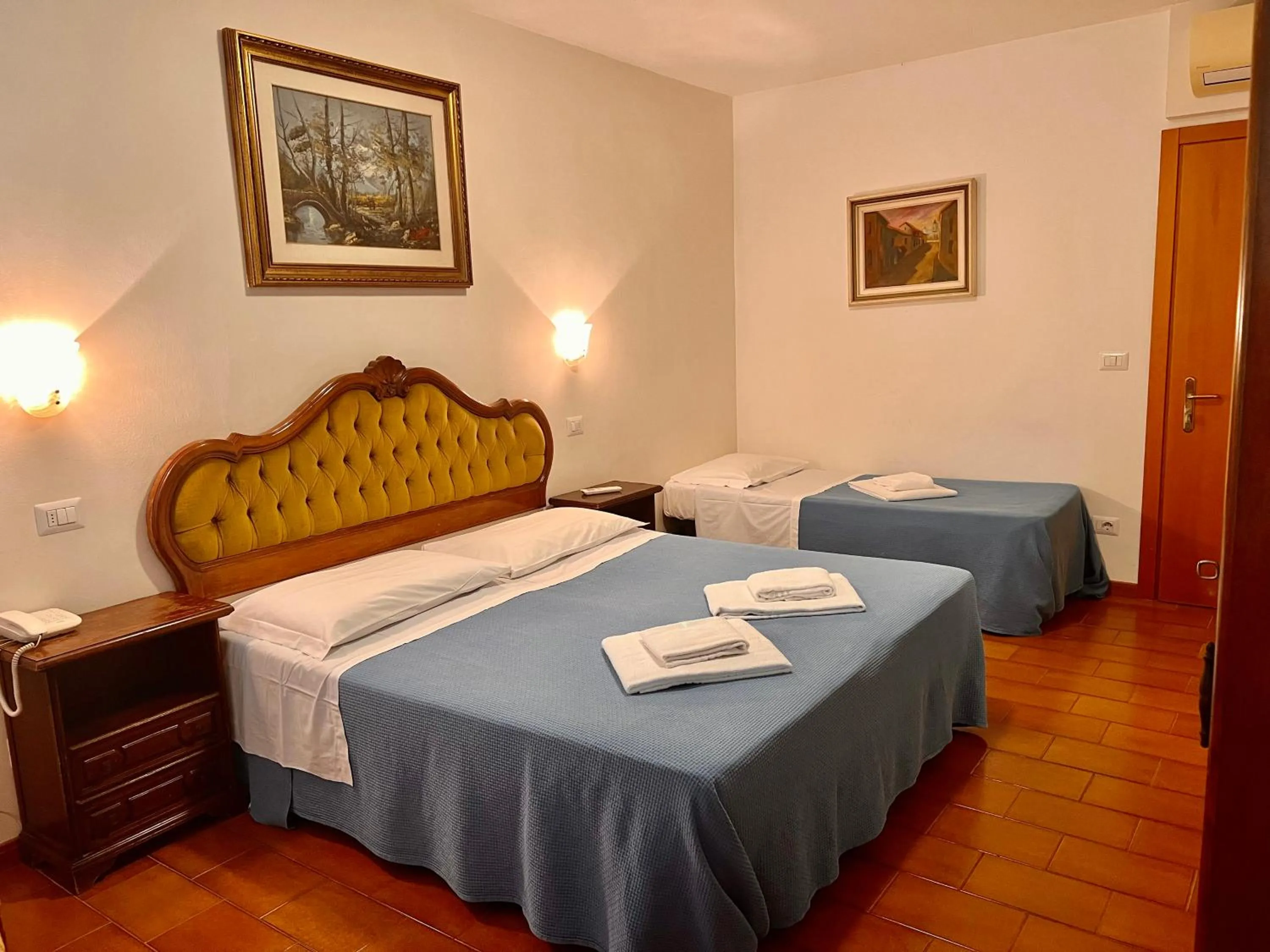 Deluxe Triple Room with Canal View in Hotel Canada