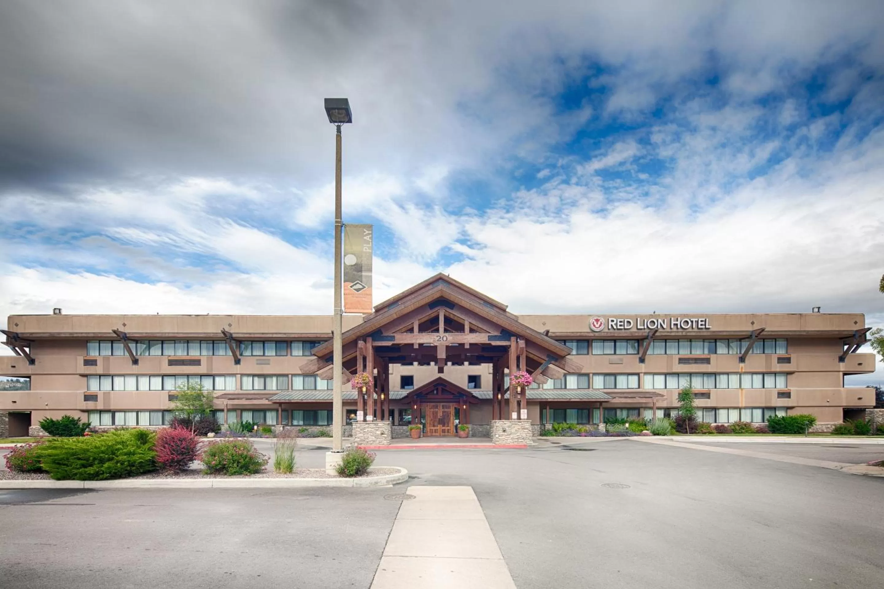 Facade/entrance in Red Lion Hotel Kalispell