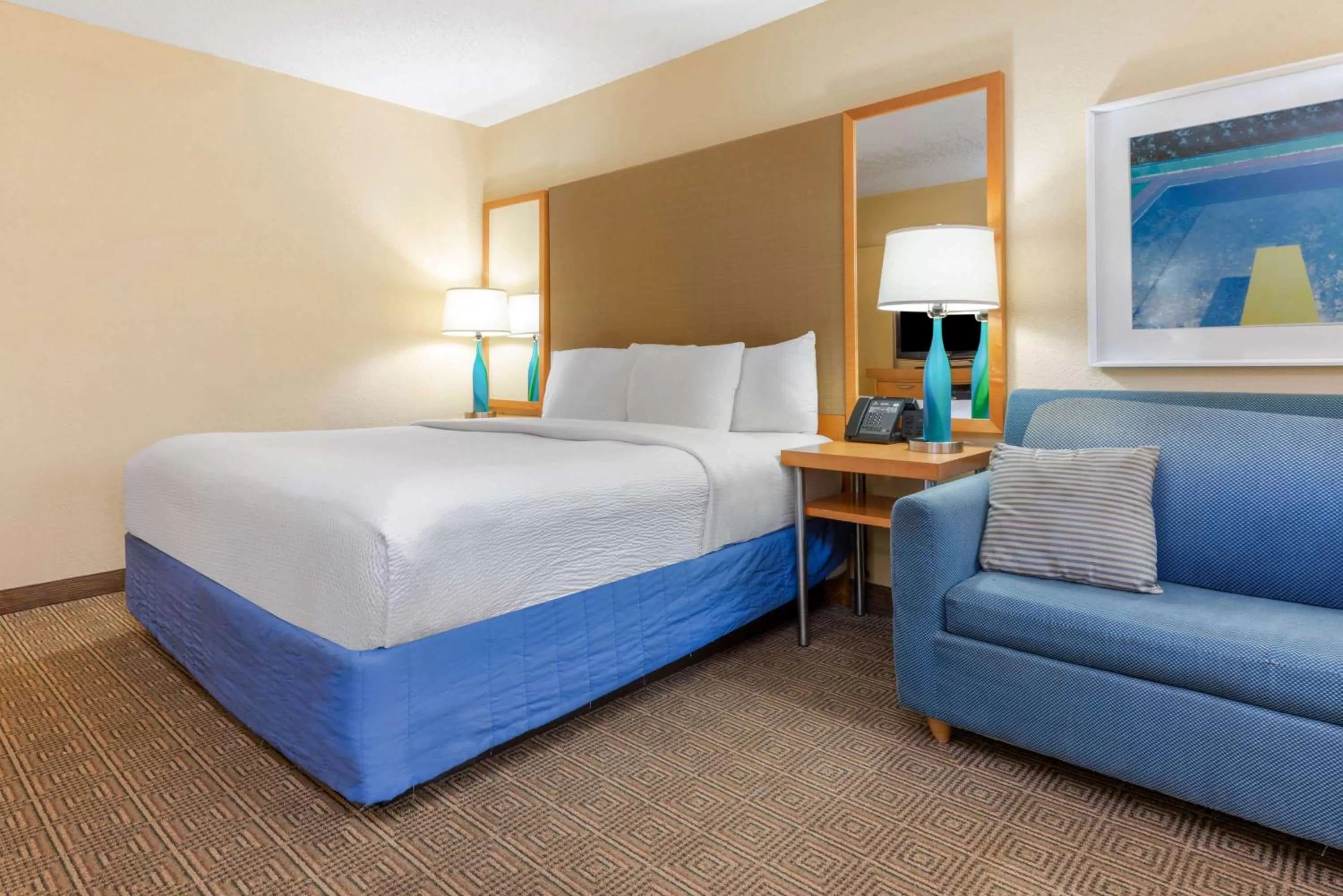 Photo of the whole room in La Quinta by Wyndham Fort Lauderdale Pompano Beach