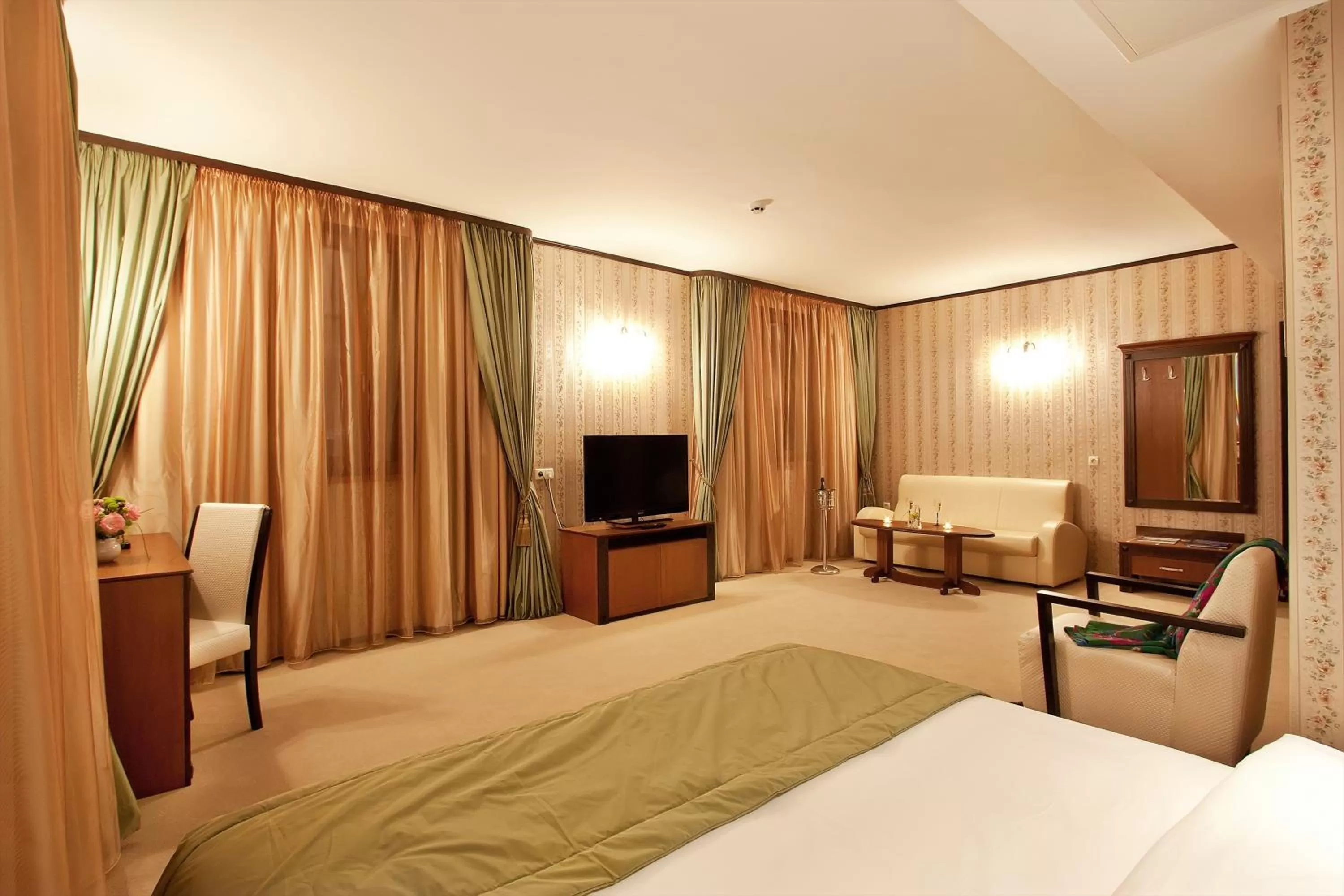 Photo of the whole room, Bed in Best Western Plus Bristol Hotel