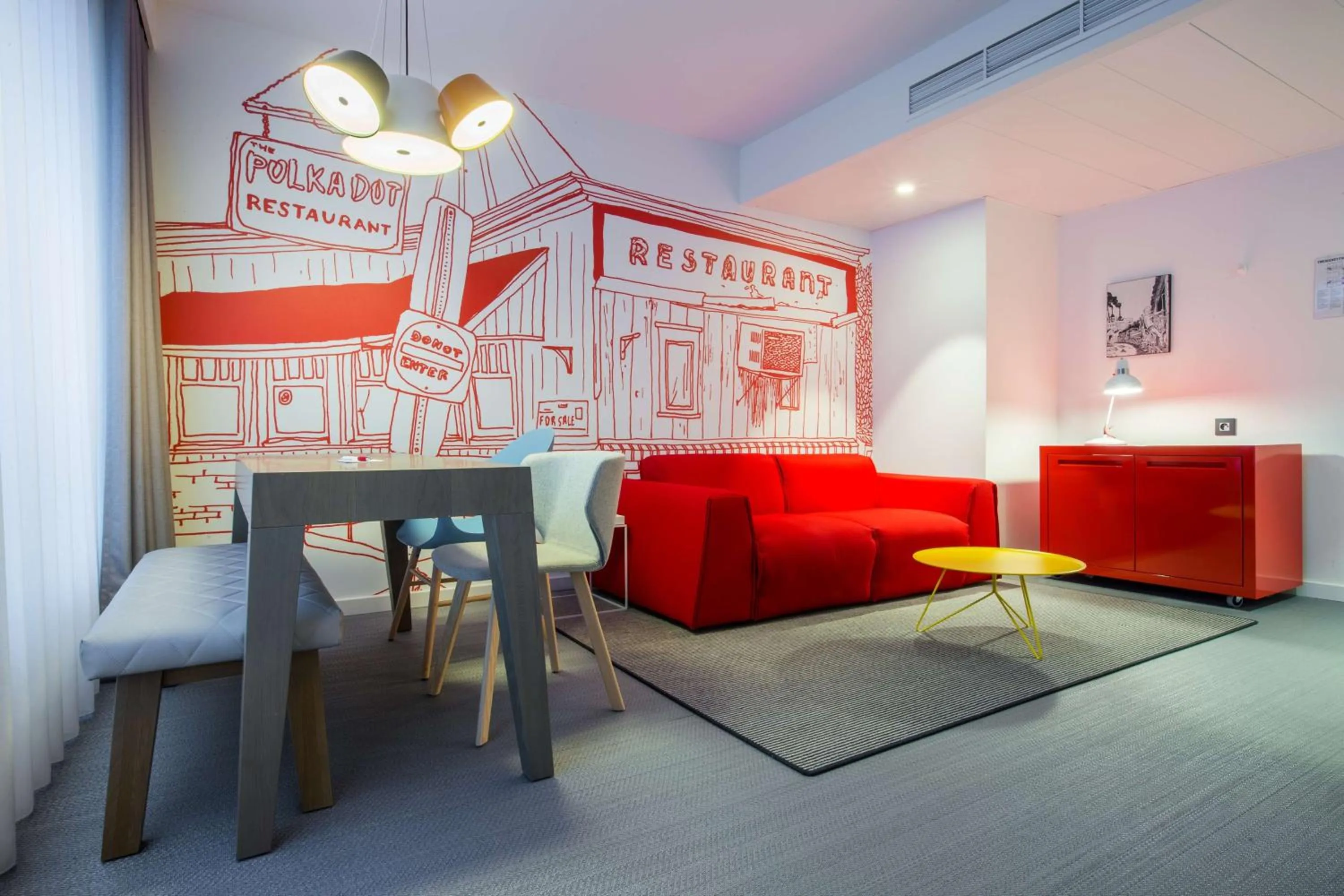 Photo of the whole room in Radisson RED Brussels