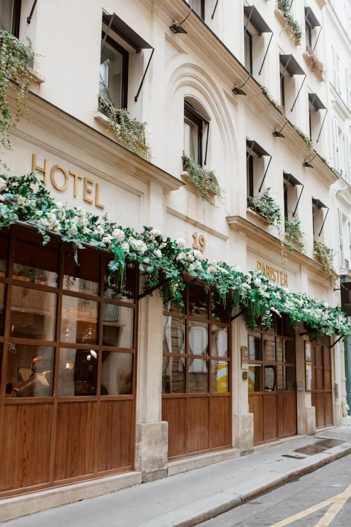 Property building in Hotel Parister Piscine & Spa