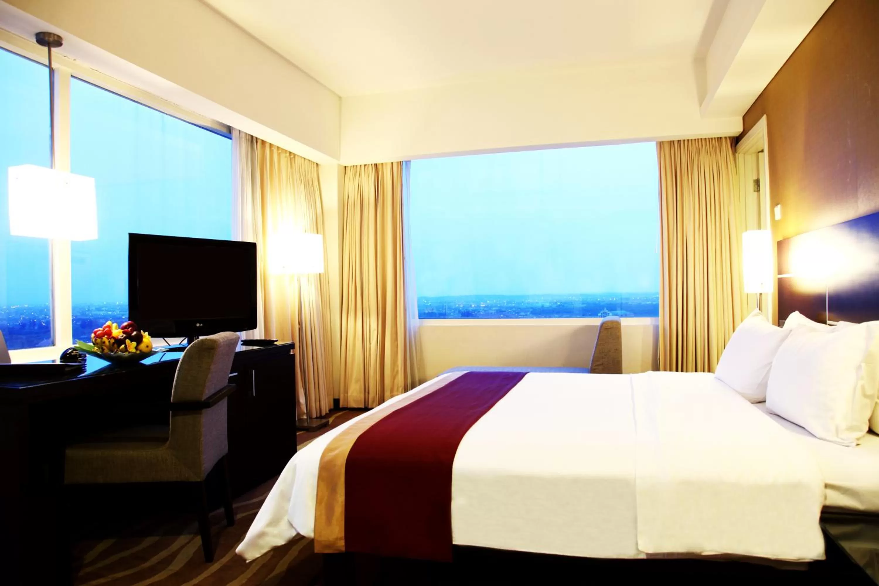 Executive Floor Deluxe King Room in Java Paragon Hotel & Residences