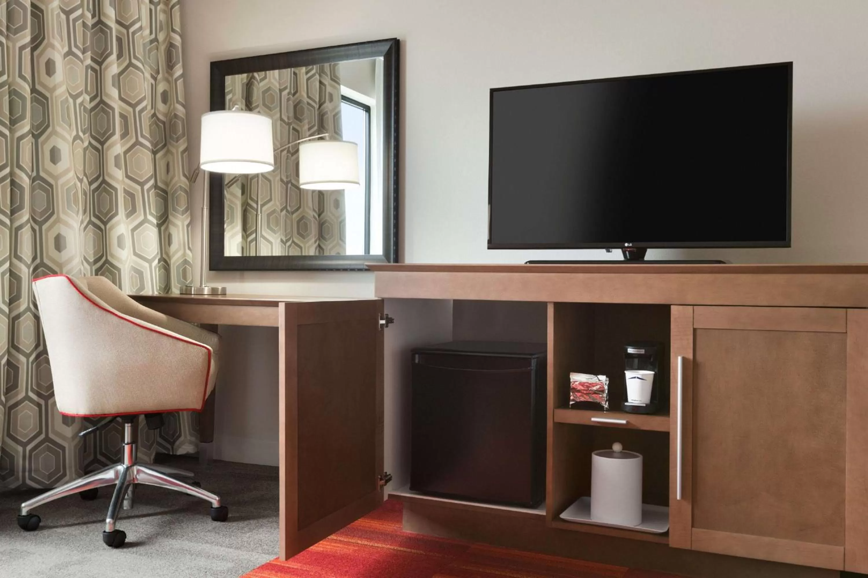 Executive King Room - Non-Smoking in Hampton Inn By Hilton North Olmsted Cleveland Airport