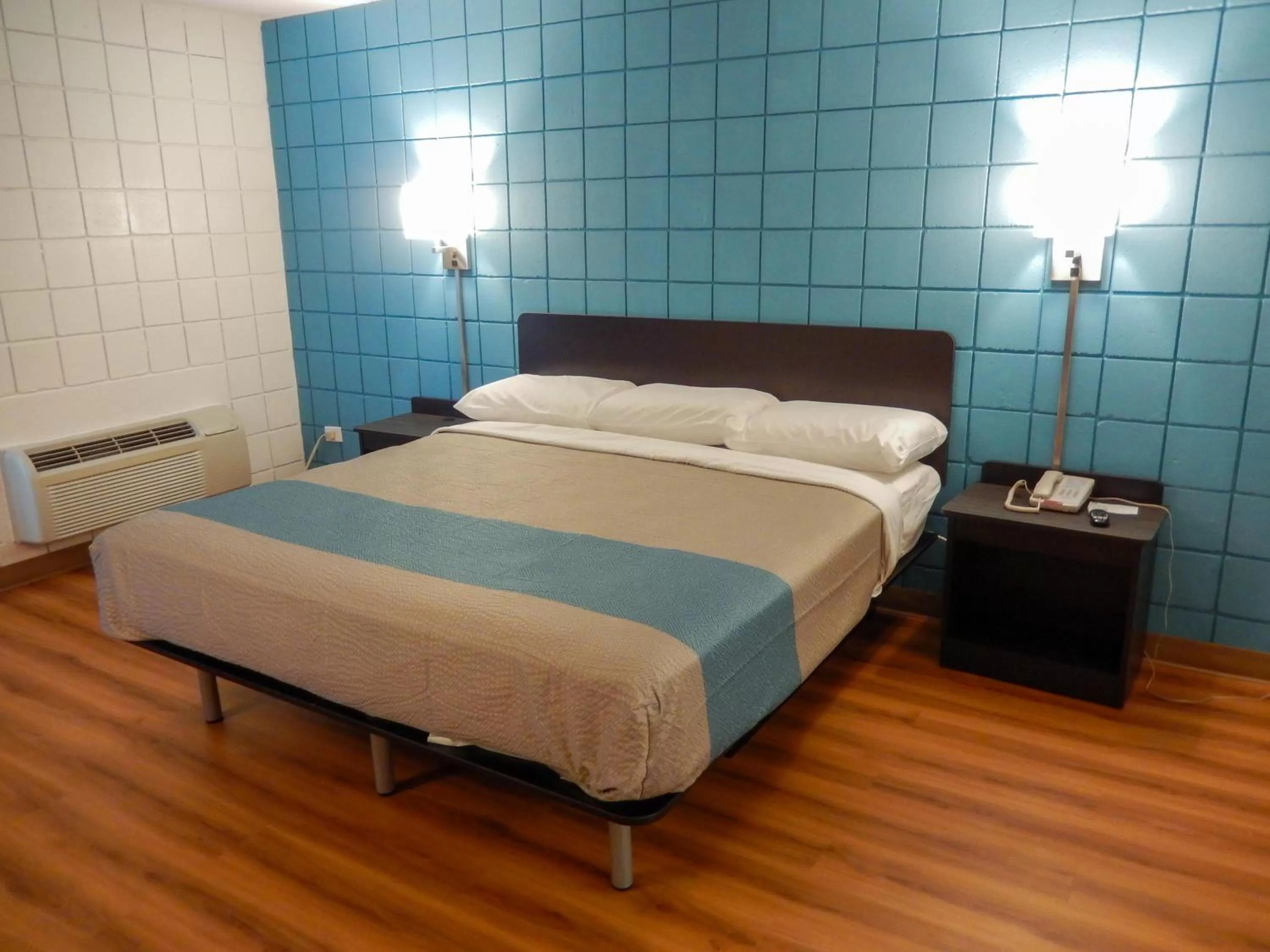 King Room - Disability Access - Non-Smoking in Motel 6-Somers Point, NJ - Ocean City - Wild Wood Beach