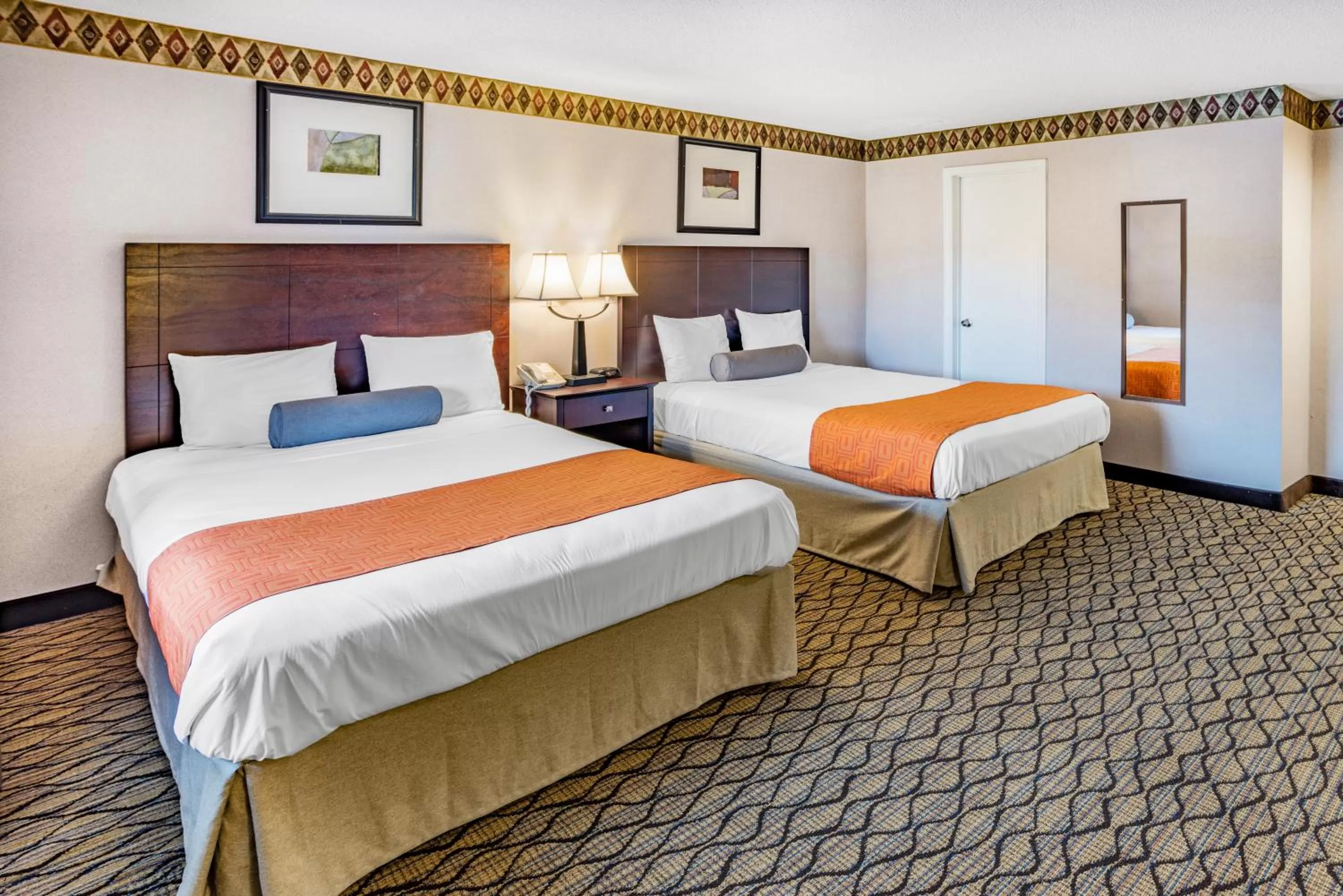 Queen Room with Two Queen Beds - Non-Smoking in Howard Johnson by Wyndham Lenox