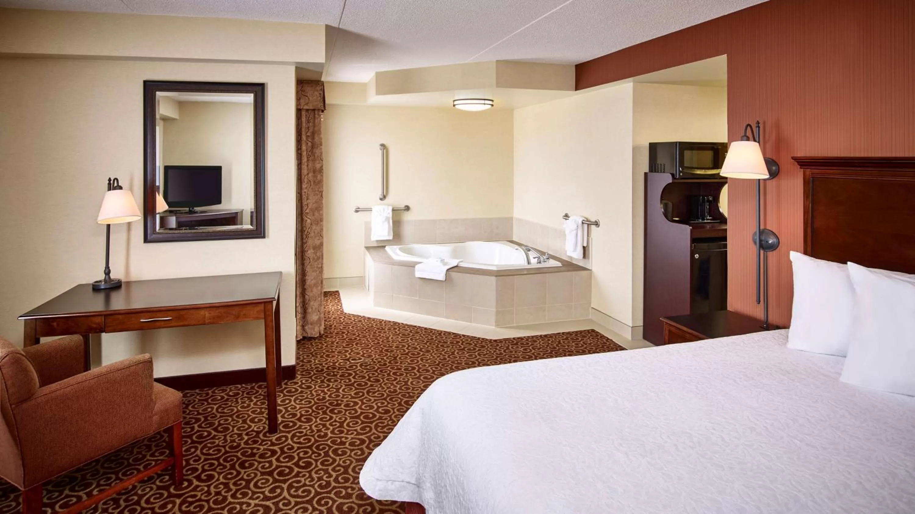 King Room with Whirlpool in Hampton Inn by Hilton North Bay