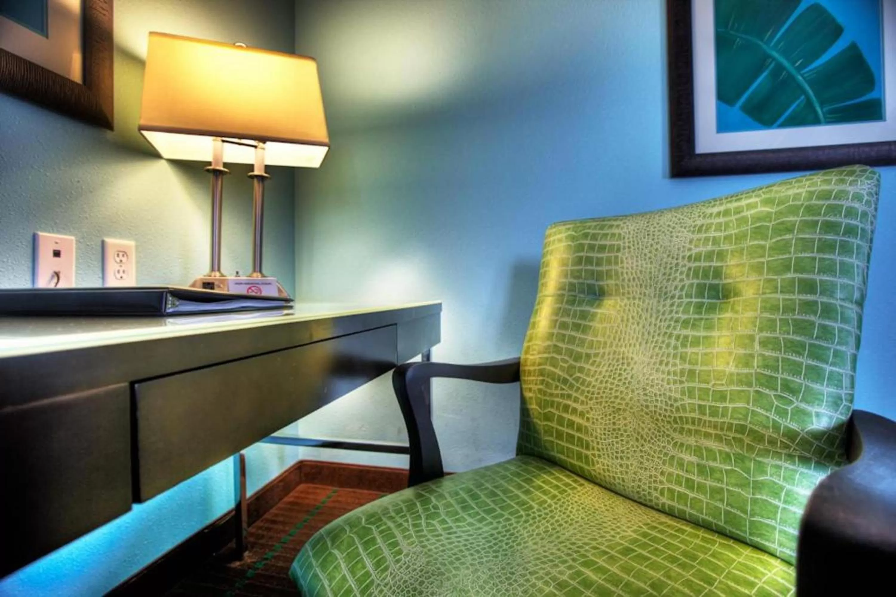 One-Bedroom Suite with Tub - Mobility Accessible in Holiday Inn Hotel & Suites Ocala Conference Center by IHG