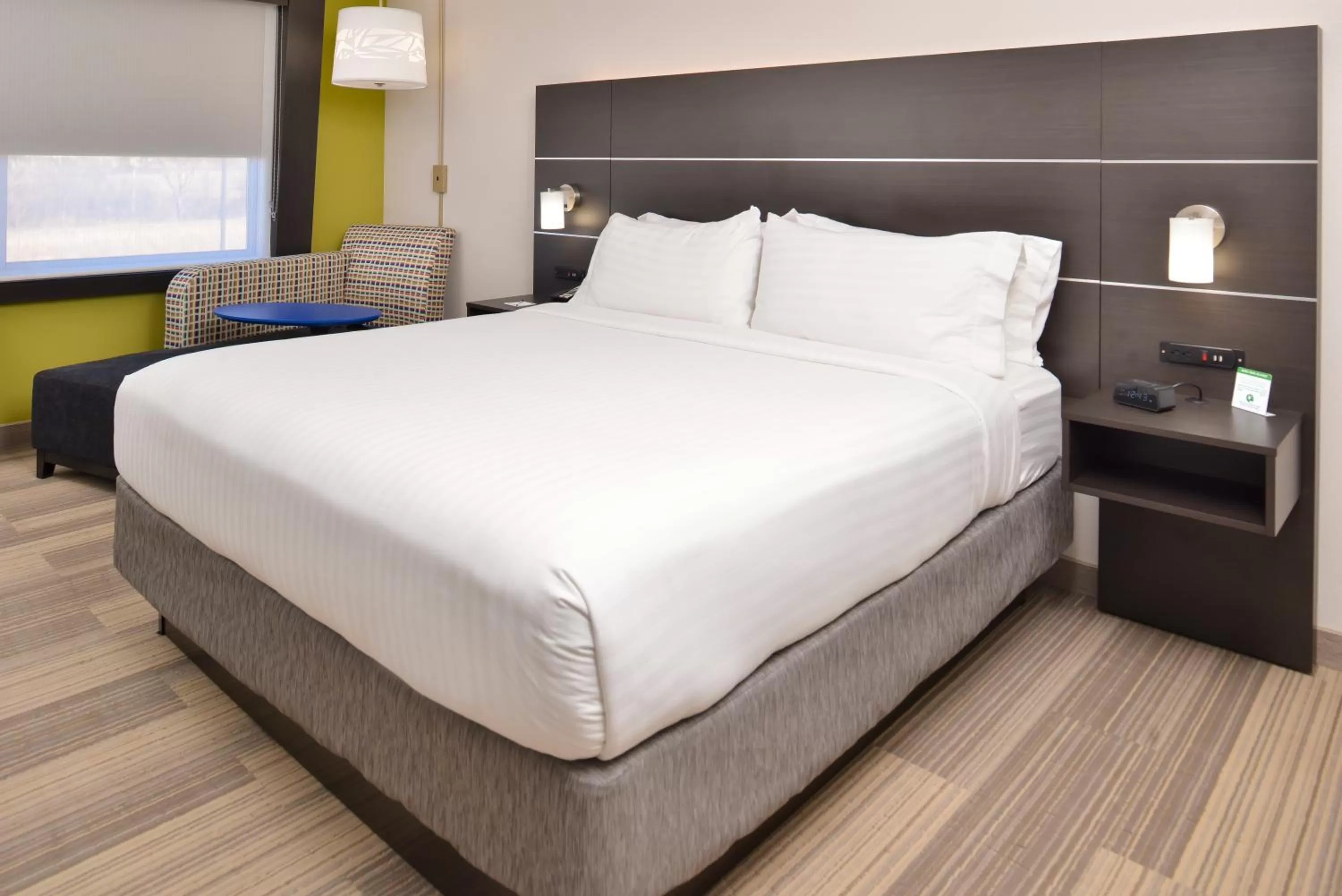 Standard Room in Holiday Inn Express & Suites - Kansas City - Lee's Summit by IHG