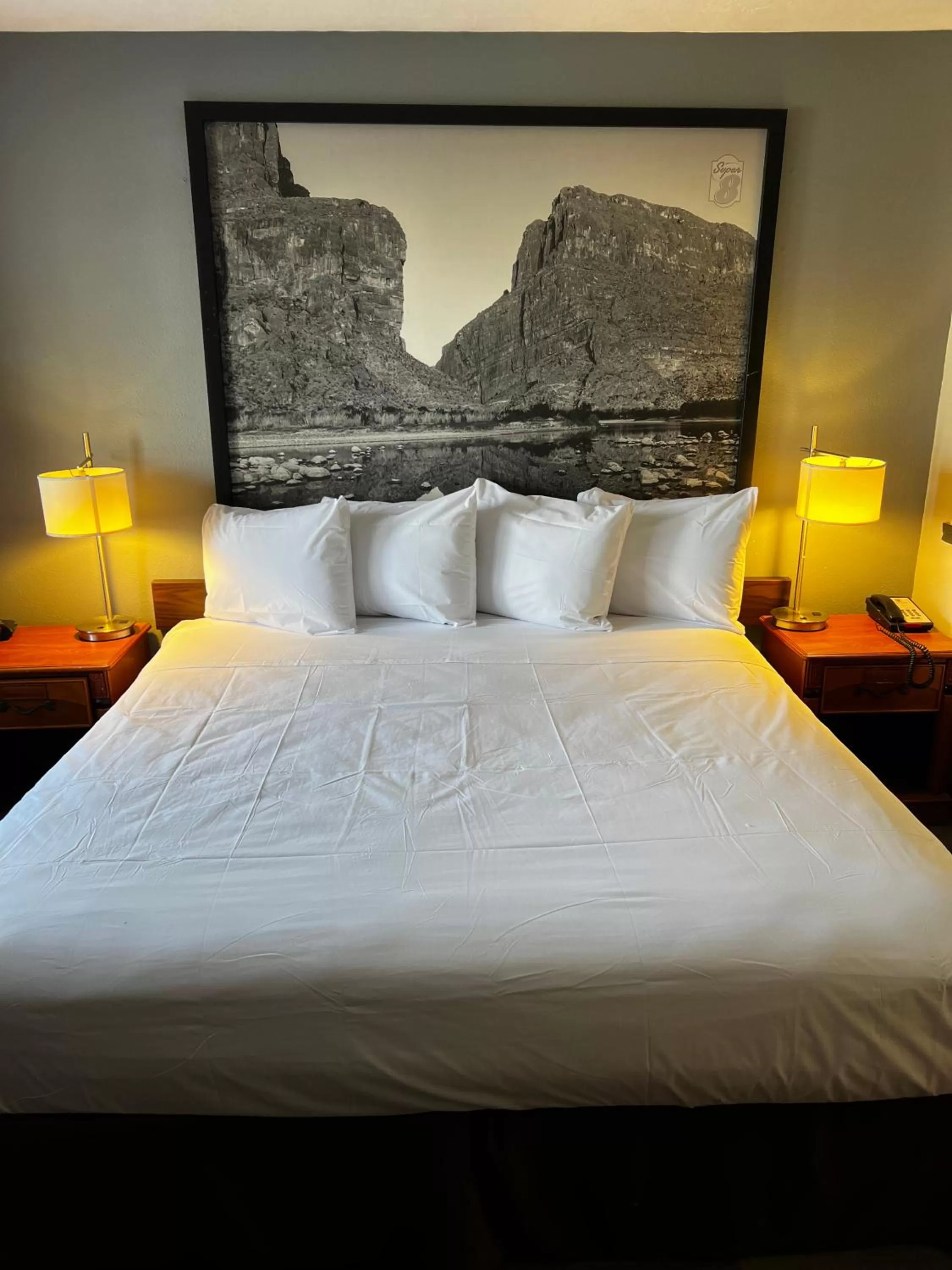 1 King Bed, Mobility Accessible Room, Bathtub w/ Grab Bars, Smoking in Super 8 by Wyndham Sealy