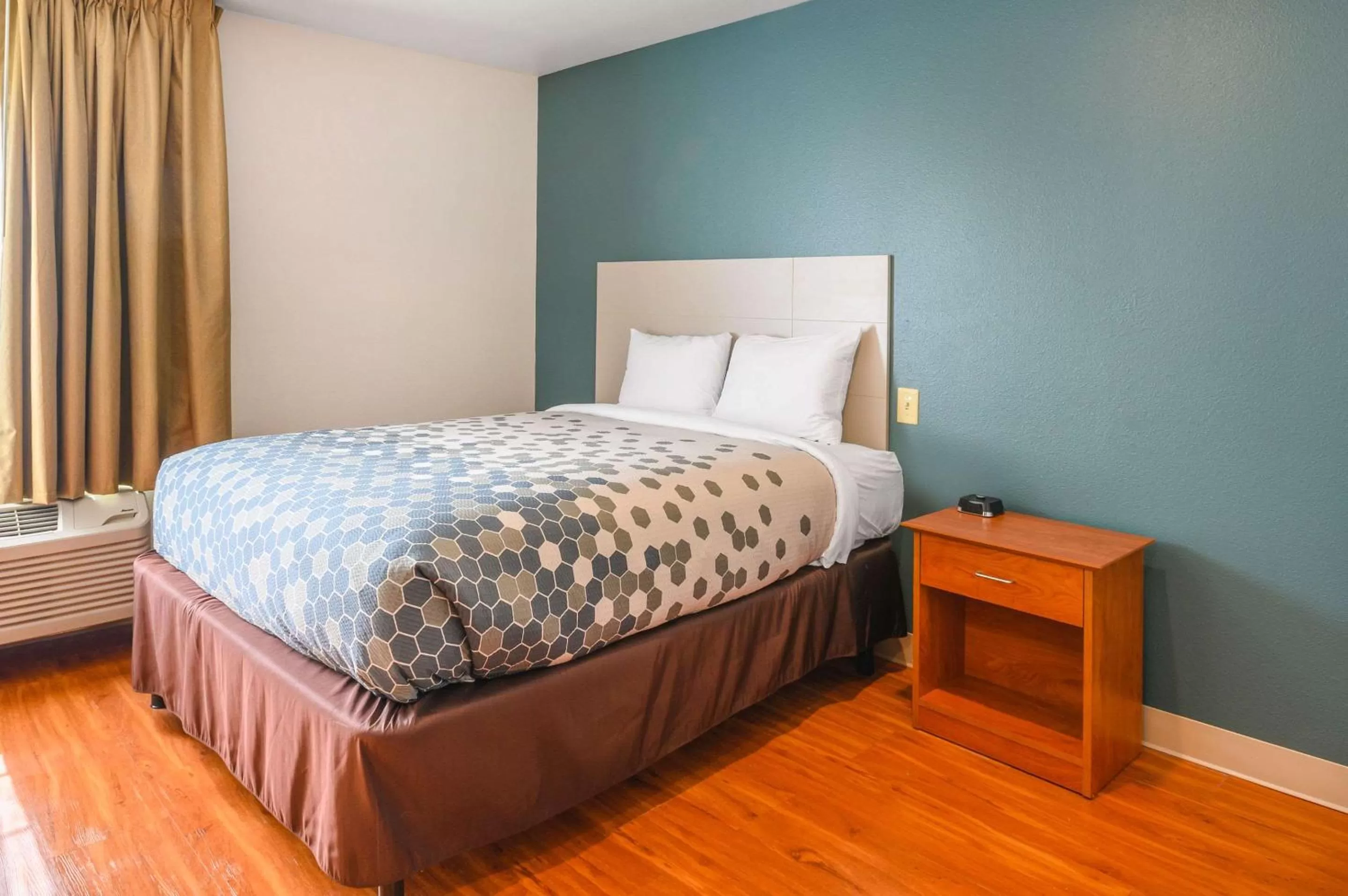 Queen Room - Accessible/Nonsmoking in Econo Lodge Hammond