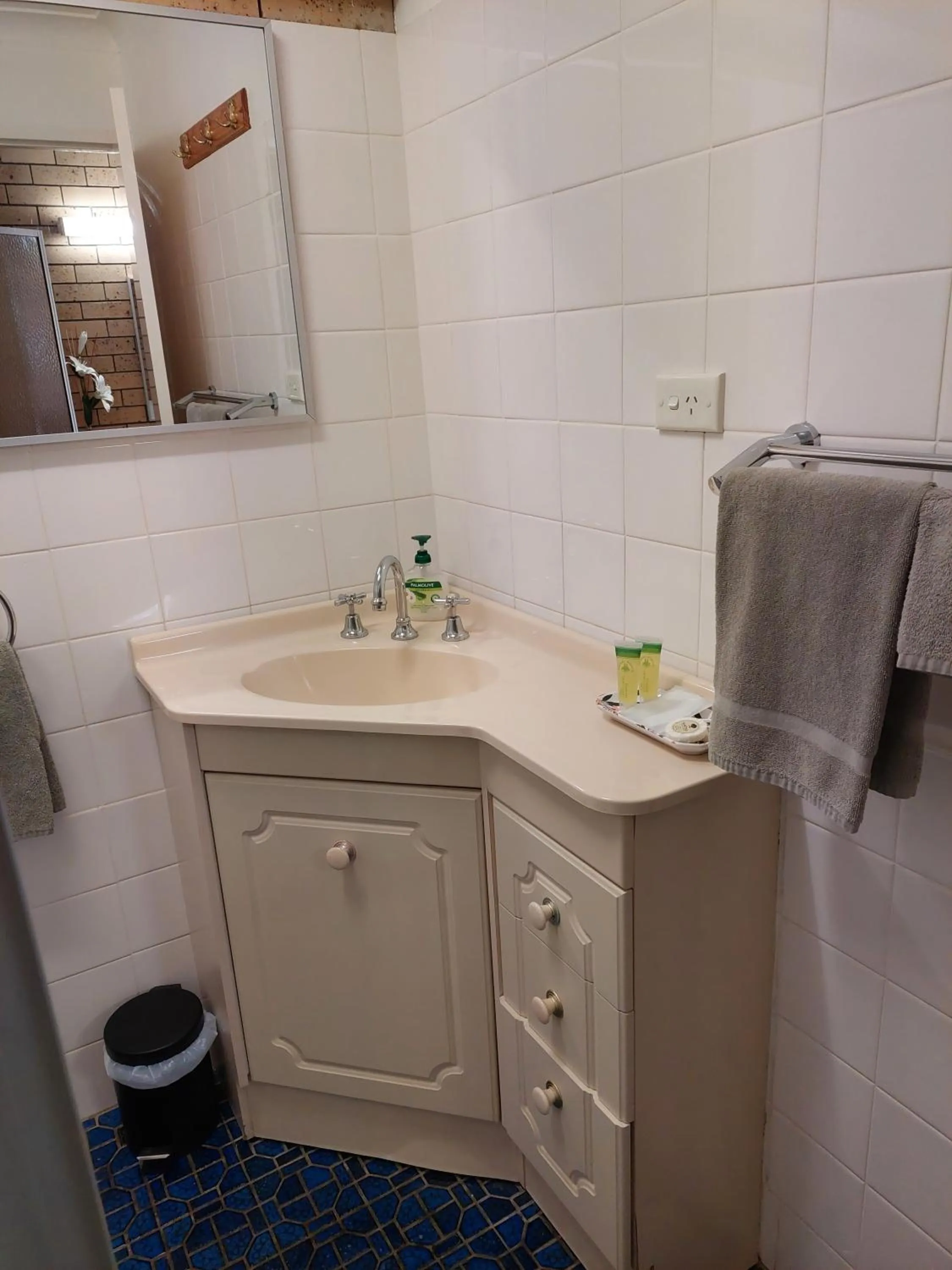 Executive Queen Room in Settlers Motor Inn