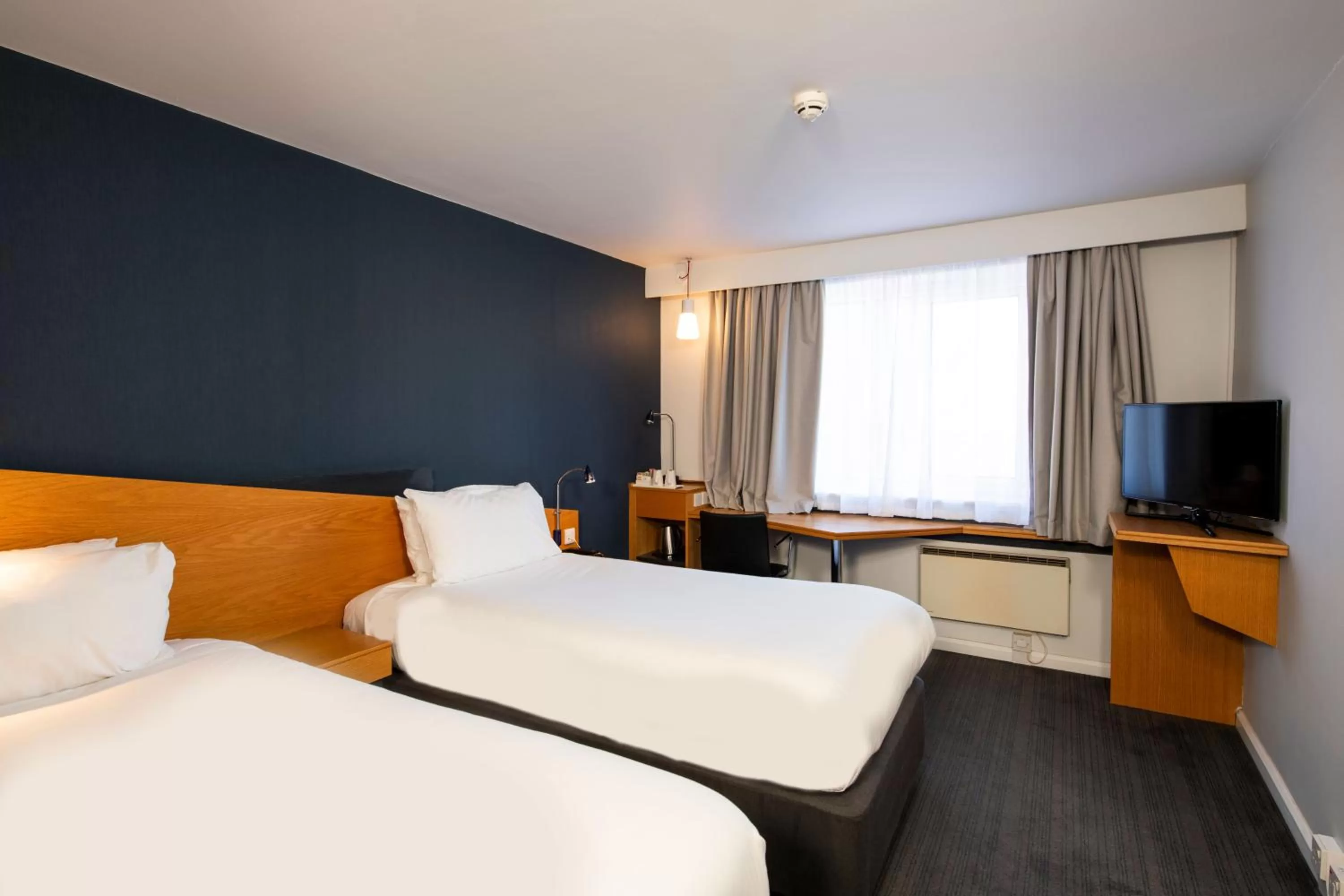 Standard Twin Room with Free Hot Breakfast in Holiday Inn Express Peterborough by IHG