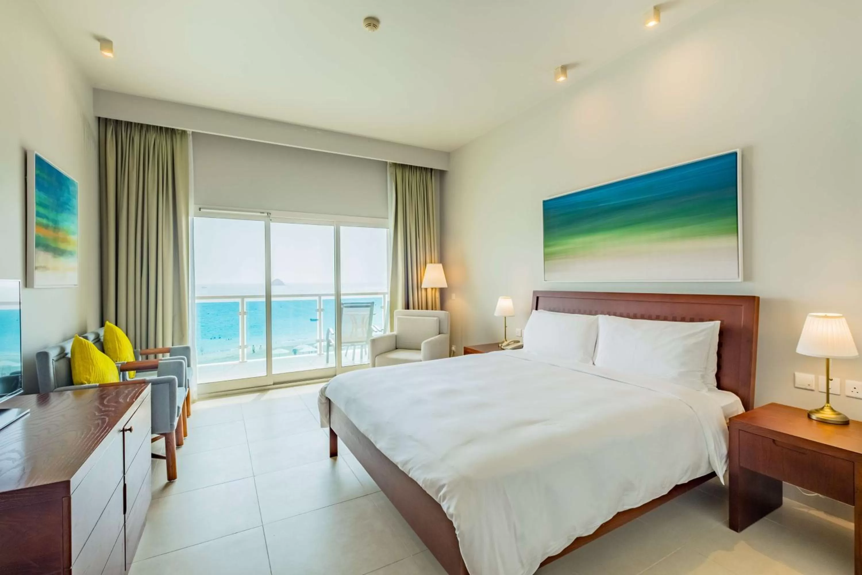 Superior Room with Balcony and Ocean View in Radisson Blu Resort, Fujairah