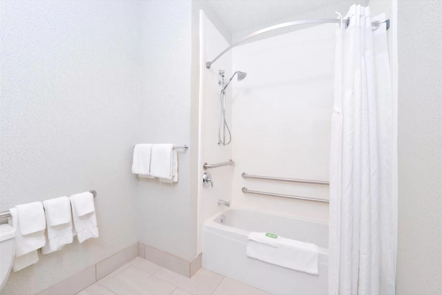 Standard Queen Room with Two Queen Beds and Mobility Accessible Tub in Holiday Inn Express Wixom by IHG