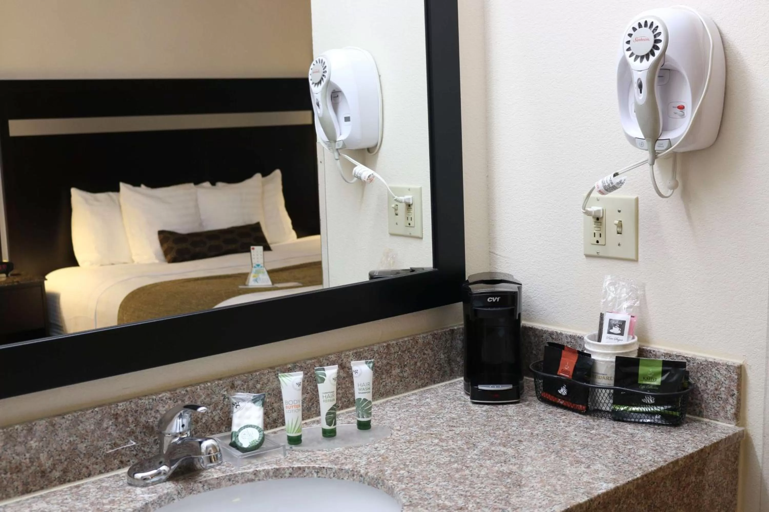 Queen Room with Bath Tub - Mobility Access/Non-Smoking in Best Western Parsons Inn