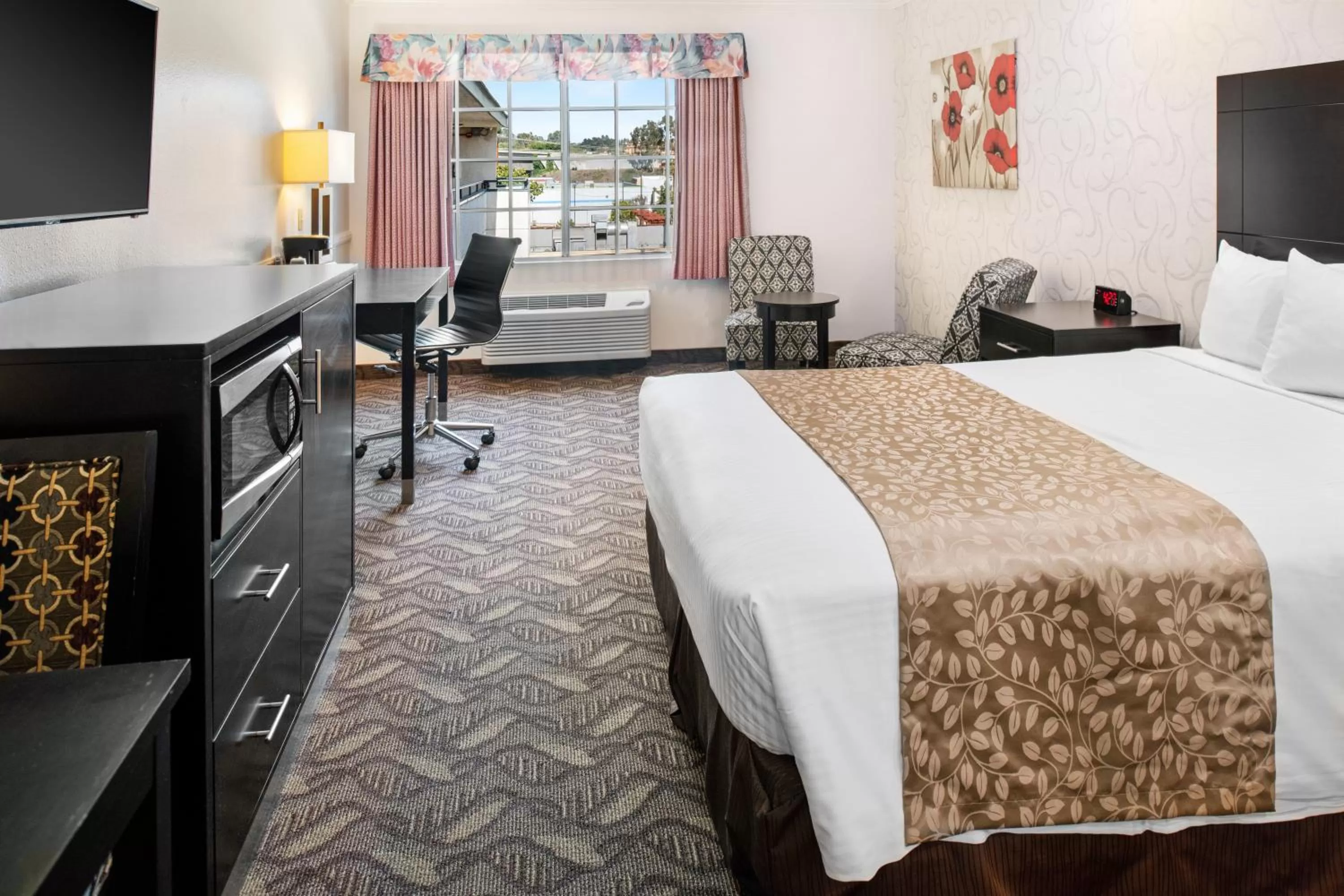 Deluxe King Room - Non Smoking in Glendale Hotel