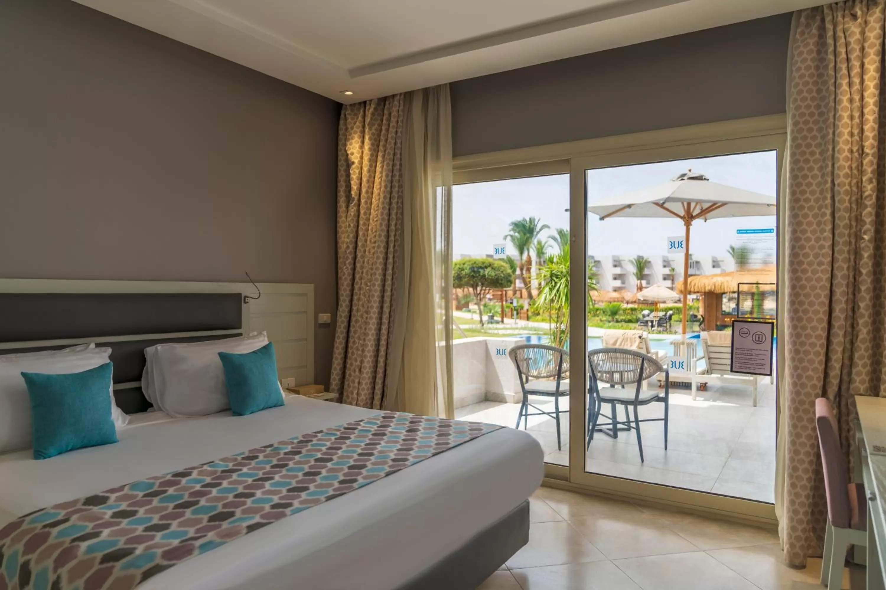 Family Swim Up Suite - Posh Club in Sunrise Crystal Bay Resort -Grand Select