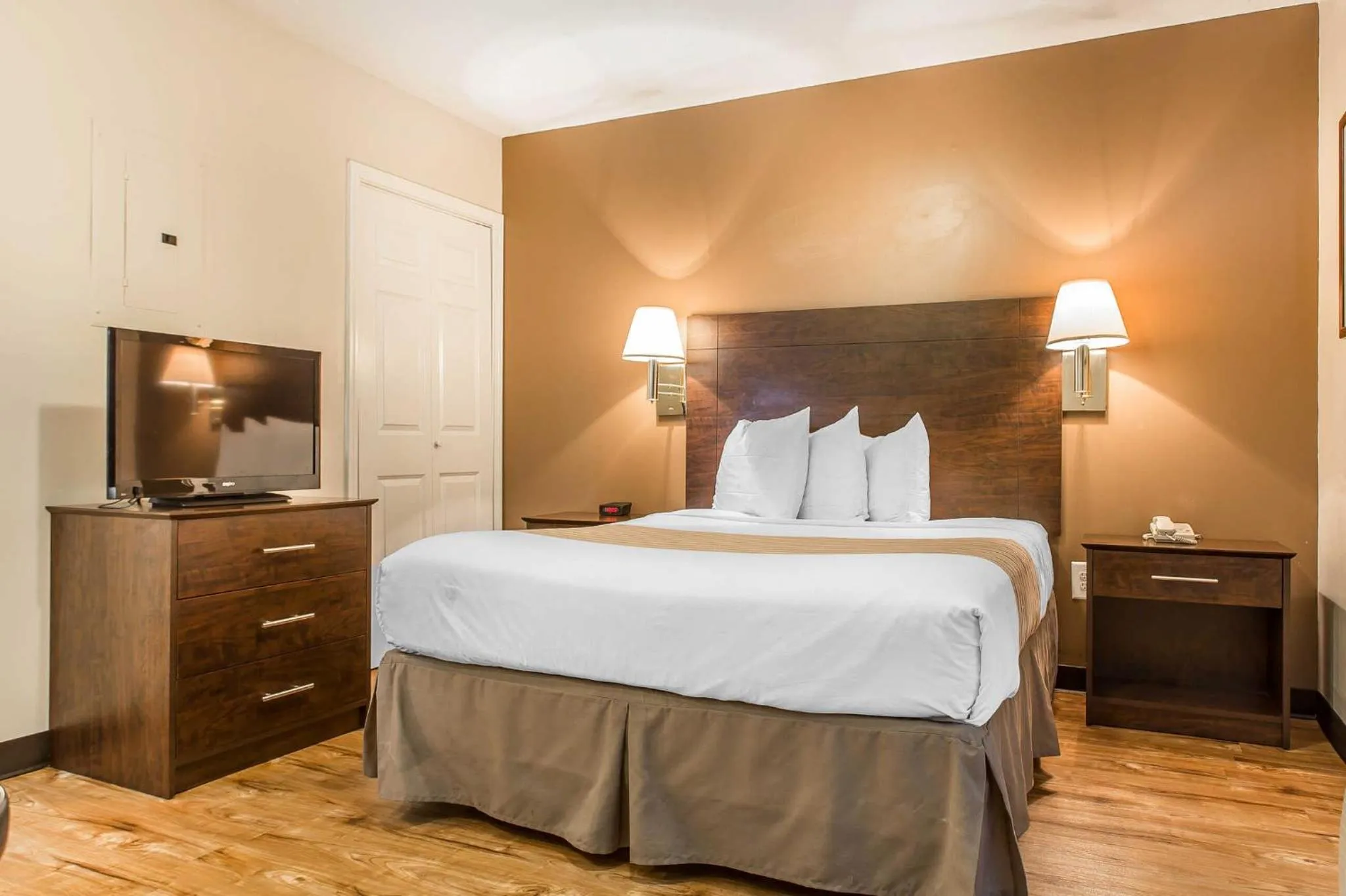 Efficiency Queen Room - Accessible/Non-Smoking in Suburban Studios near University of North Carolina-Charlotte