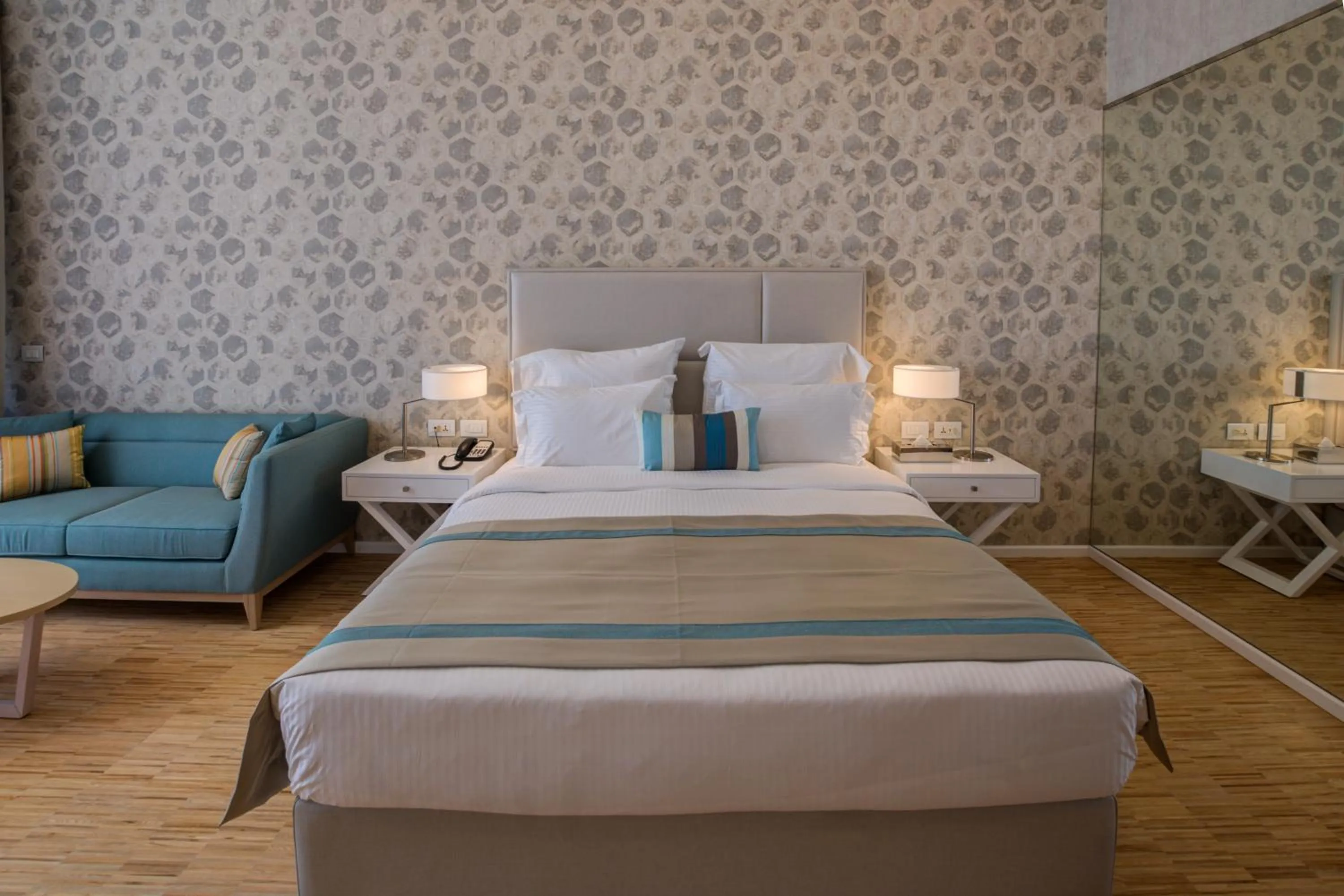 Deluxe Bay Room in Lancaster Eden Bay